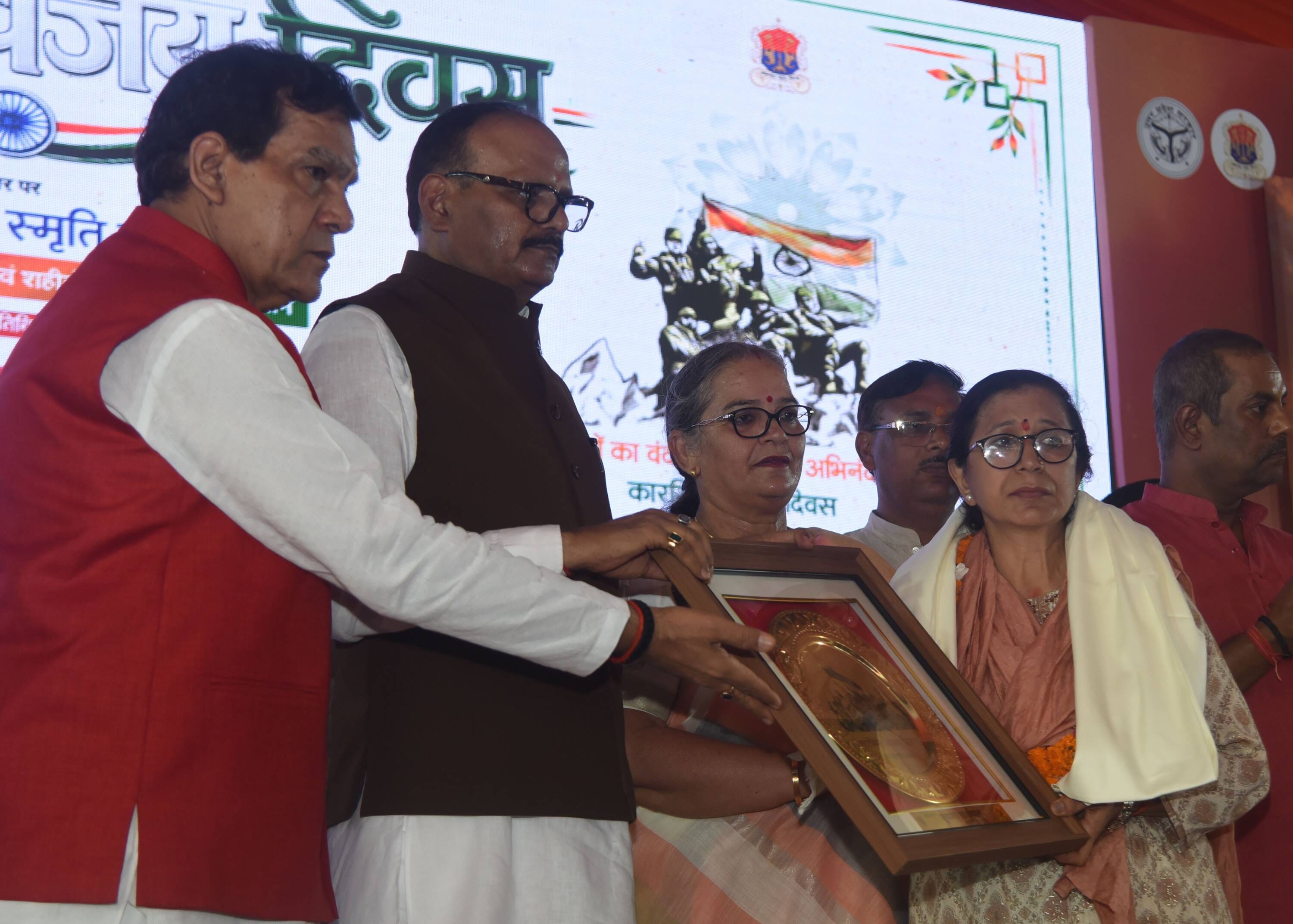 शहीदों के परिजनों, वीर माताओं और वीर नारियों को अंगवस्त्र व स्मृति चिह्न भेंट कर सम्मानित किया 