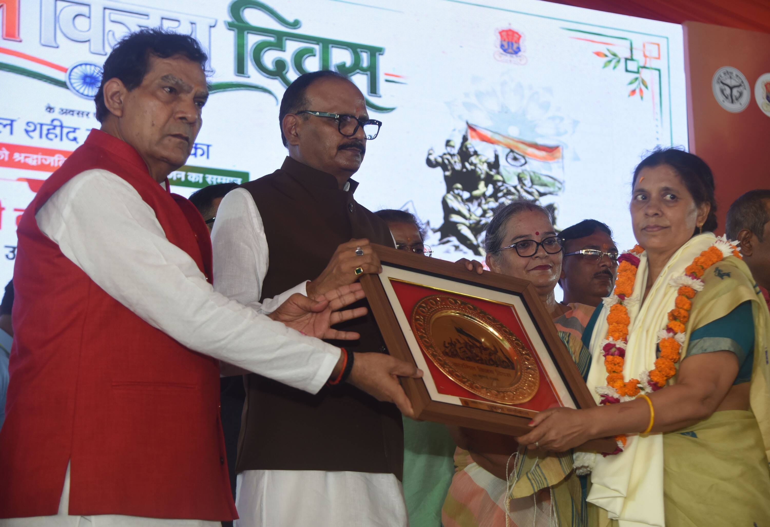 शहीदों के परिजनों, वीर माताओं और वीर नारियों को अंगवस्त्र व स्मृति चिह्न भेंट कर सम्मानित किया 