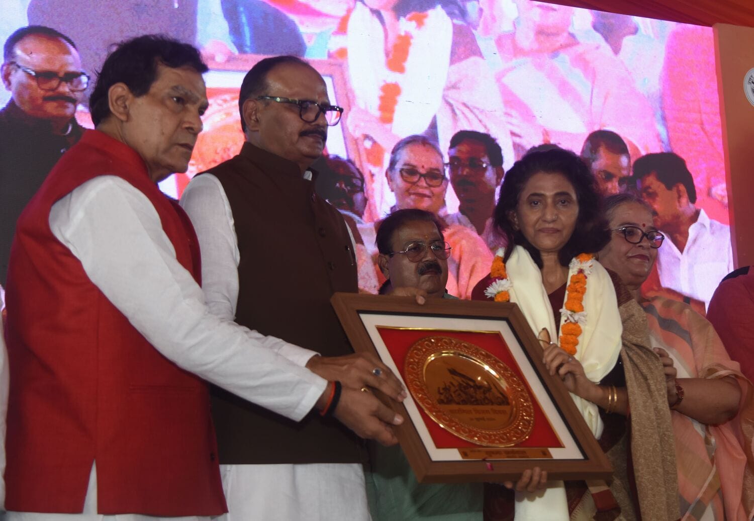 शहीदों के परिजनों, वीर माताओं और वीर नारियों को अंगवस्त्र व स्मृति चिह्न भेंट कर सम्मानित किया 