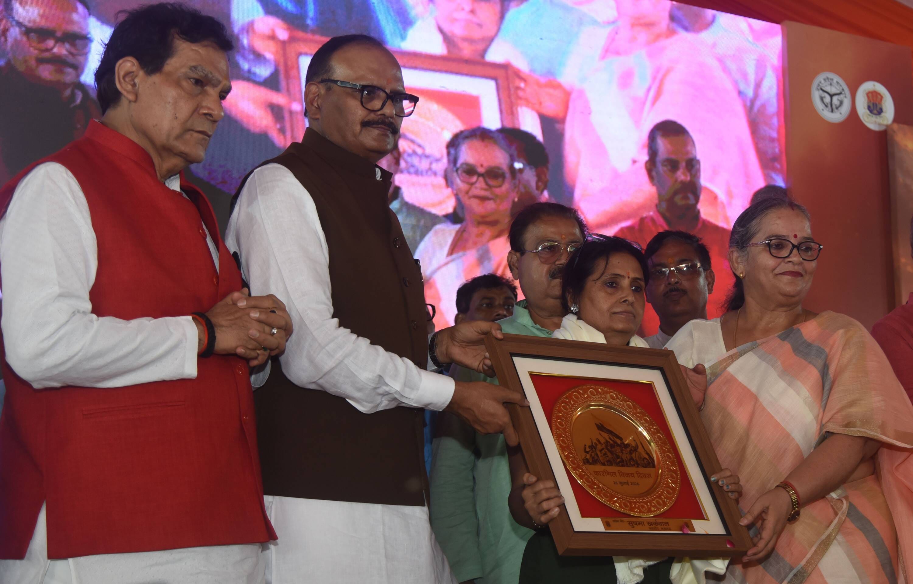 शहीदों के परिजनों, वीर माताओं और वीर नारियों को अंगवस्त्र व स्मृति चिह्न भेंट कर सम्मानित किया 