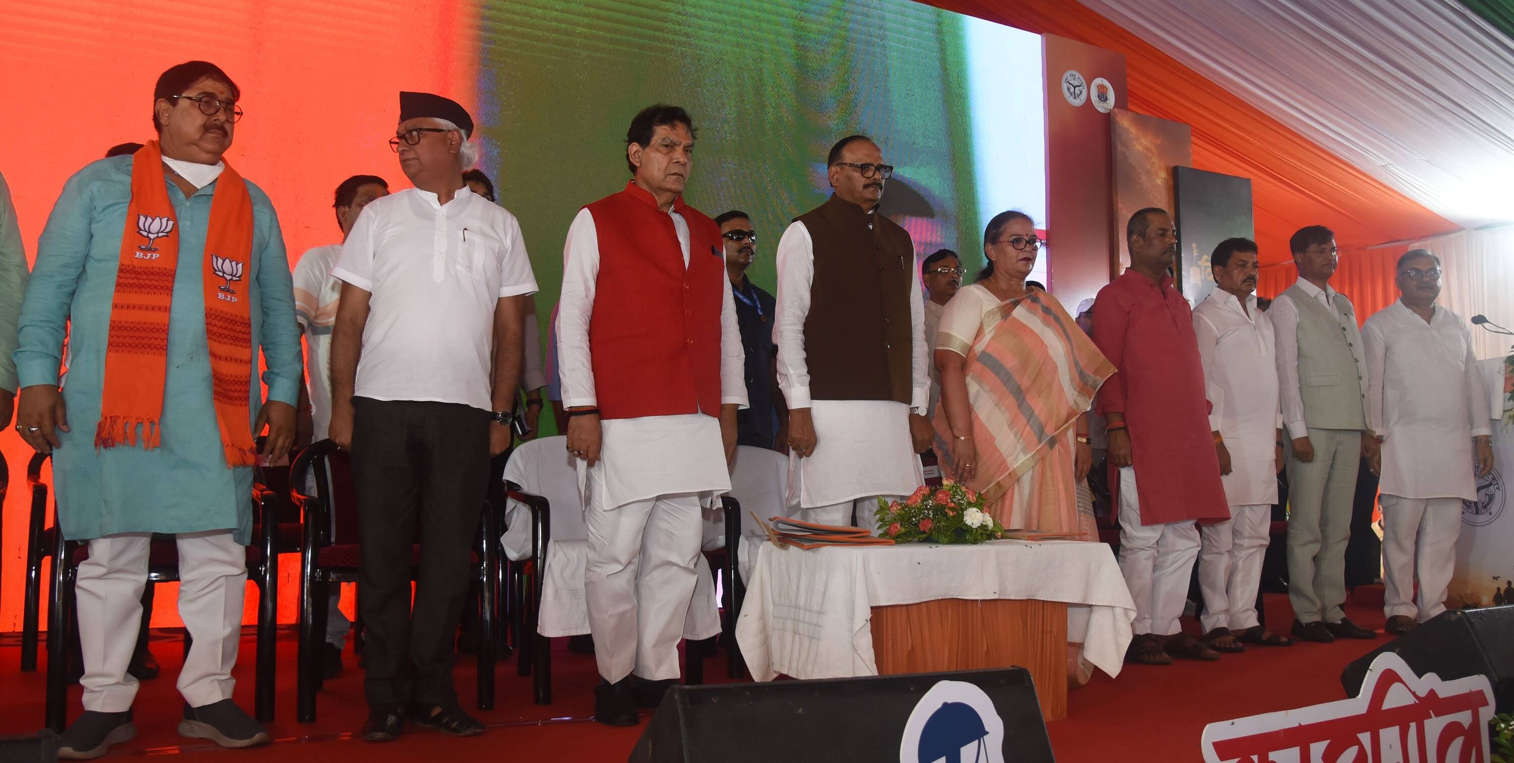 शहीदों के परिजनों, वीर माताओं और वीर नारियों को अंगवस्त्र व स्मृति चिह्न भेंट कर सम्मानित किया 