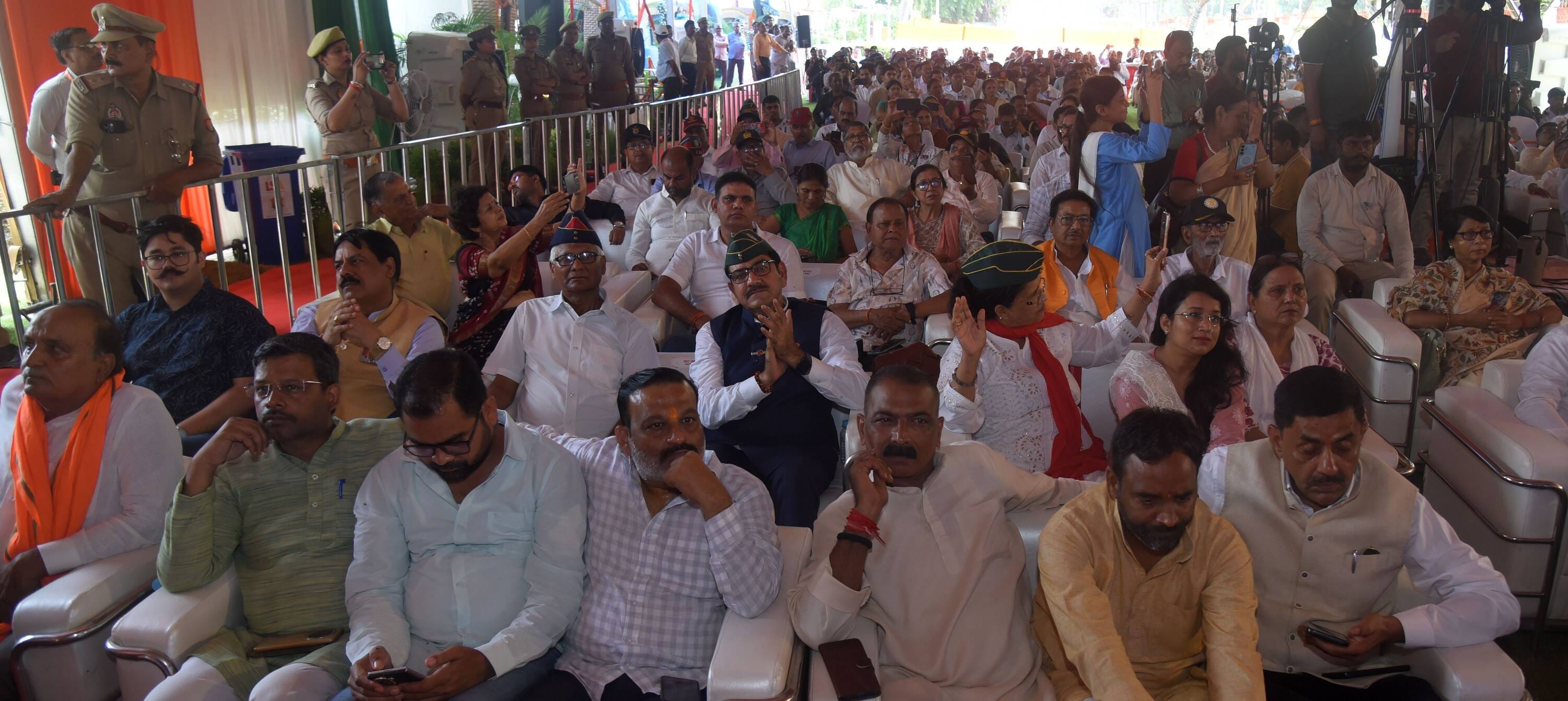 शहीदों के परिजनों, वीर माताओं और वीर नारियों को अंगवस्त्र व स्मृति चिह्न भेंट कर सम्मानित किया 