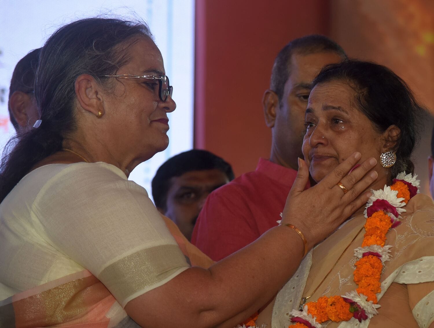 शहीदों के परिजनों, वीर माताओं और वीर नारियों को अंगवस्त्र व स्मृति चिह्न भेंट कर सम्मानित किया 