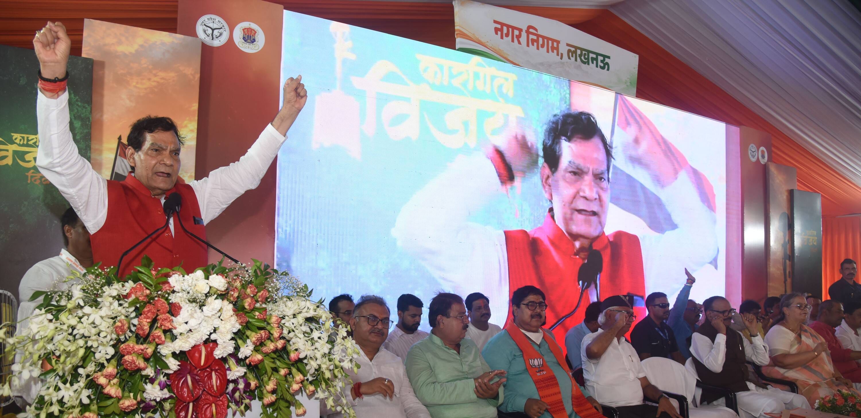 शहीदों के परिजनों, वीर माताओं और वीर नारियों को अंगवस्त्र व स्मृति चिह्न भेंट कर सम्मानित किया 