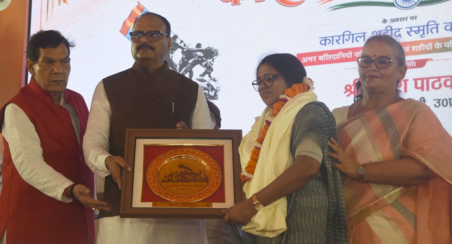 शहीदों के परिजनों, वीर माताओं और वीर नारियों को अंगवस्त्र व स्मृति चिह्न भेंट कर सम्मानित किया 