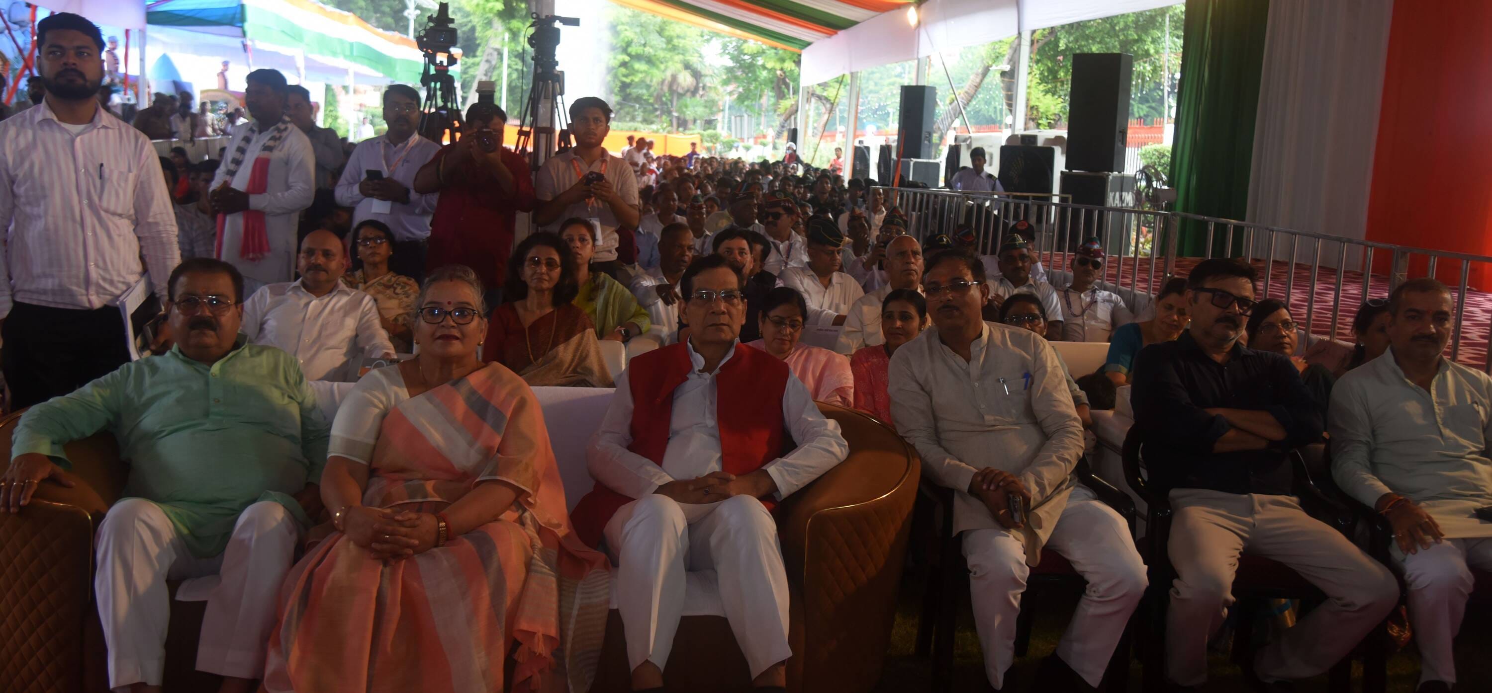शहीदों के परिजनों, वीर माताओं और वीर नारियों को अंगवस्त्र व स्मृति चिह्न भेंट कर सम्मानित किया 