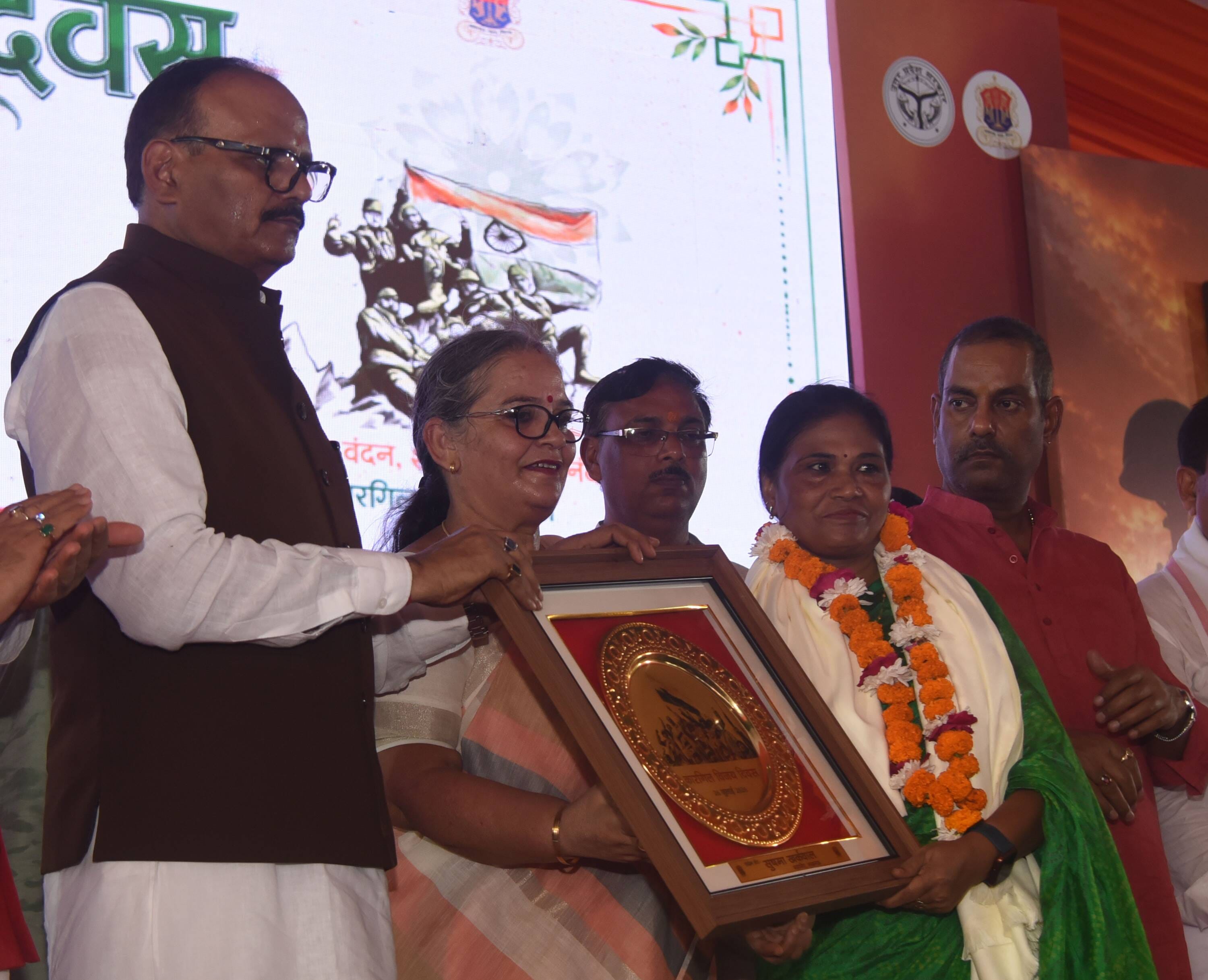 शहीदों के परिजनों, वीर माताओं और वीर नारियों को अंगवस्त्र व स्मृति चिह्न भेंट कर सम्मानित किया 