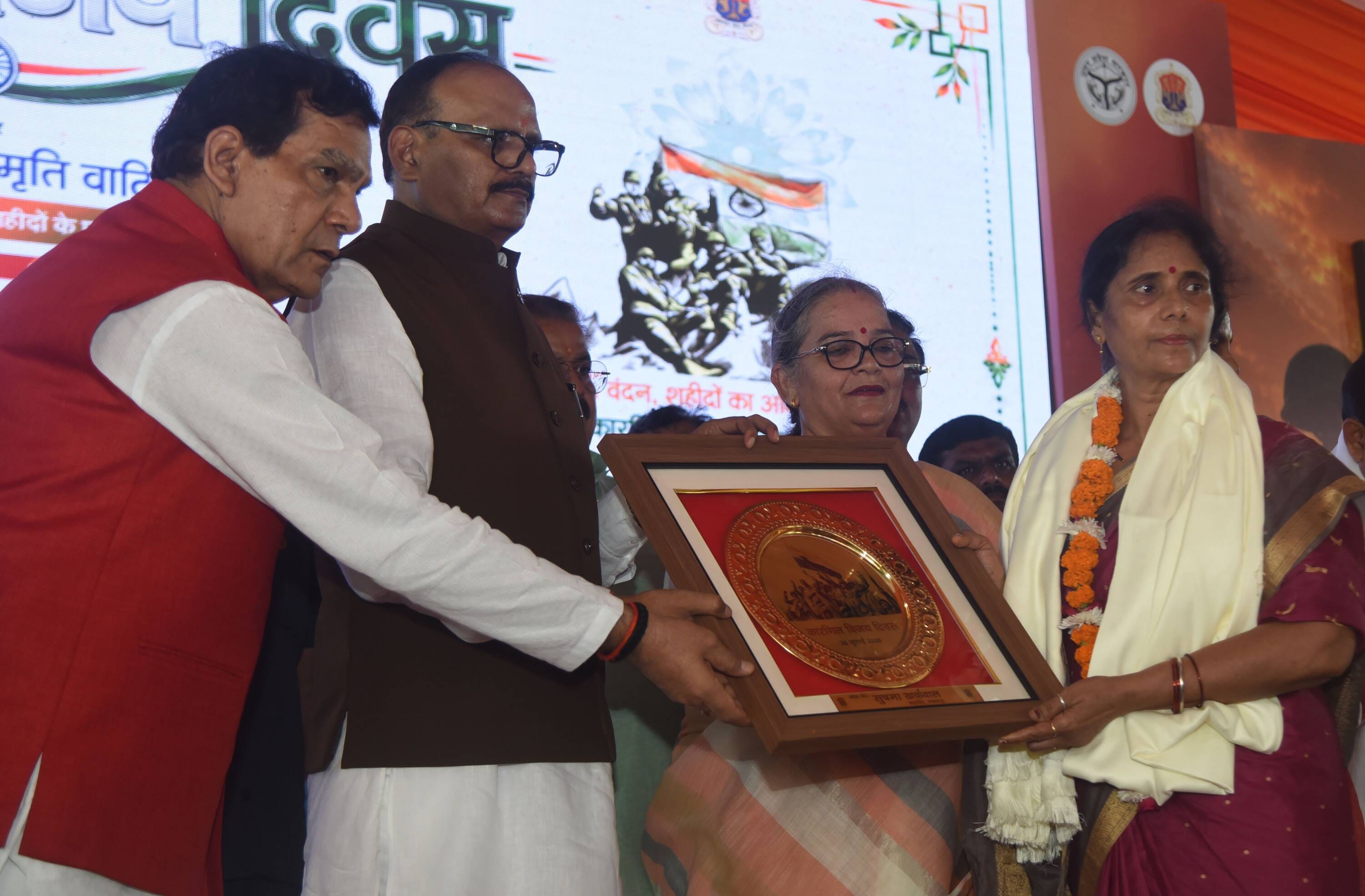 शहीदों के परिजनों, वीर माताओं और वीर नारियों को अंगवस्त्र व स्मृति चिह्न भेंट कर सम्मानित किया 