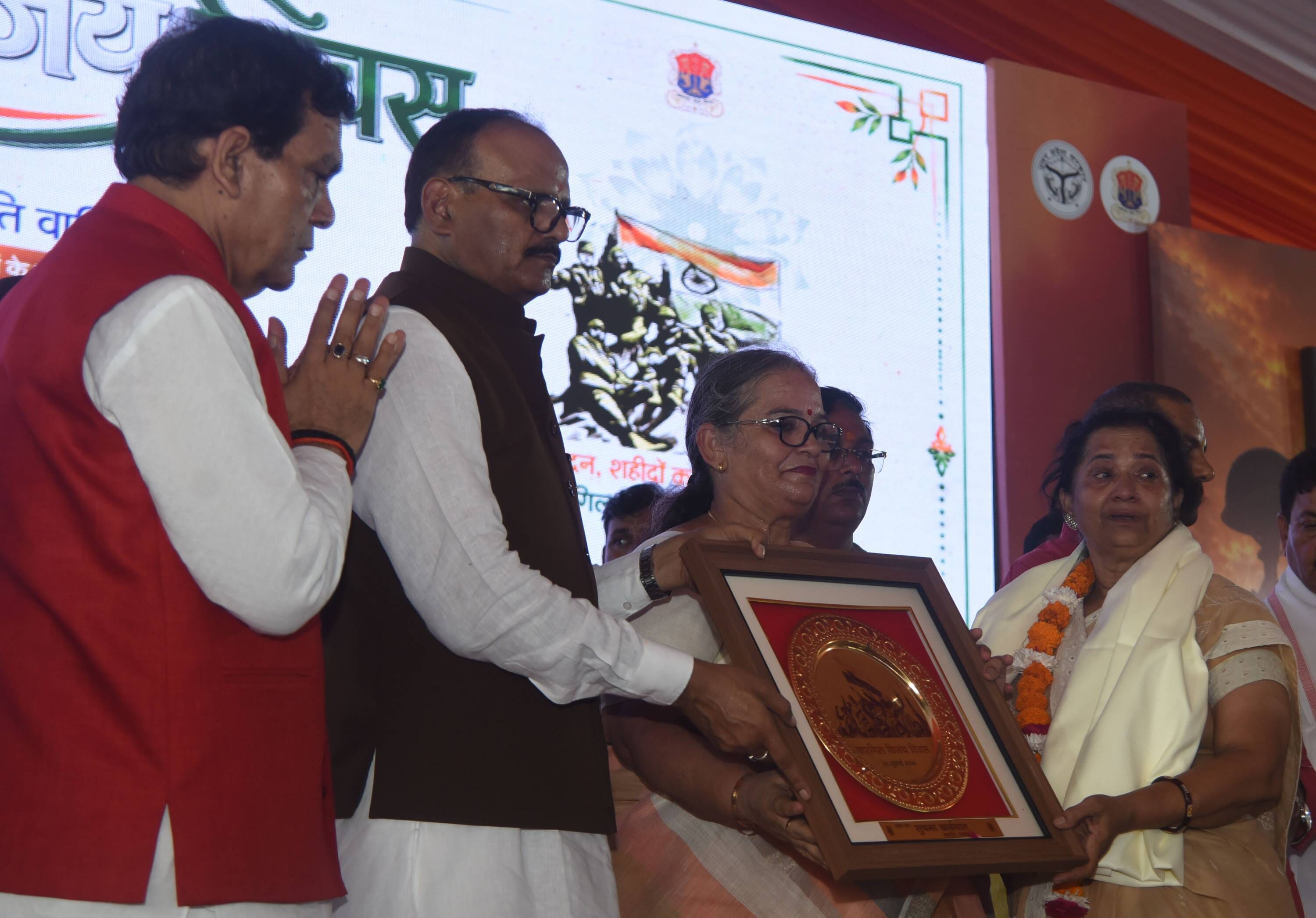 शहीदों के परिजनों, वीर माताओं और वीर नारियों को अंगवस्त्र व स्मृति चिह्न भेंट कर सम्मानित किया 