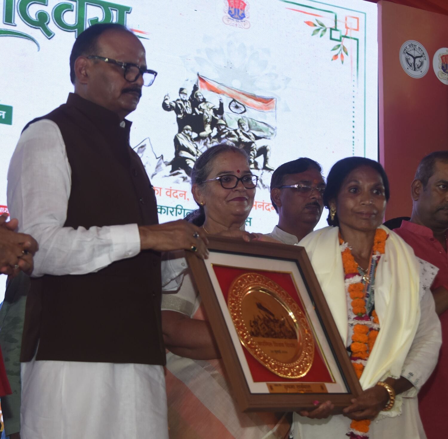 शहीदों के परिजनों, वीर माताओं और वीर नारियों को अंगवस्त्र व स्मृति चिह्न भेंट कर सम्मानित किया 
