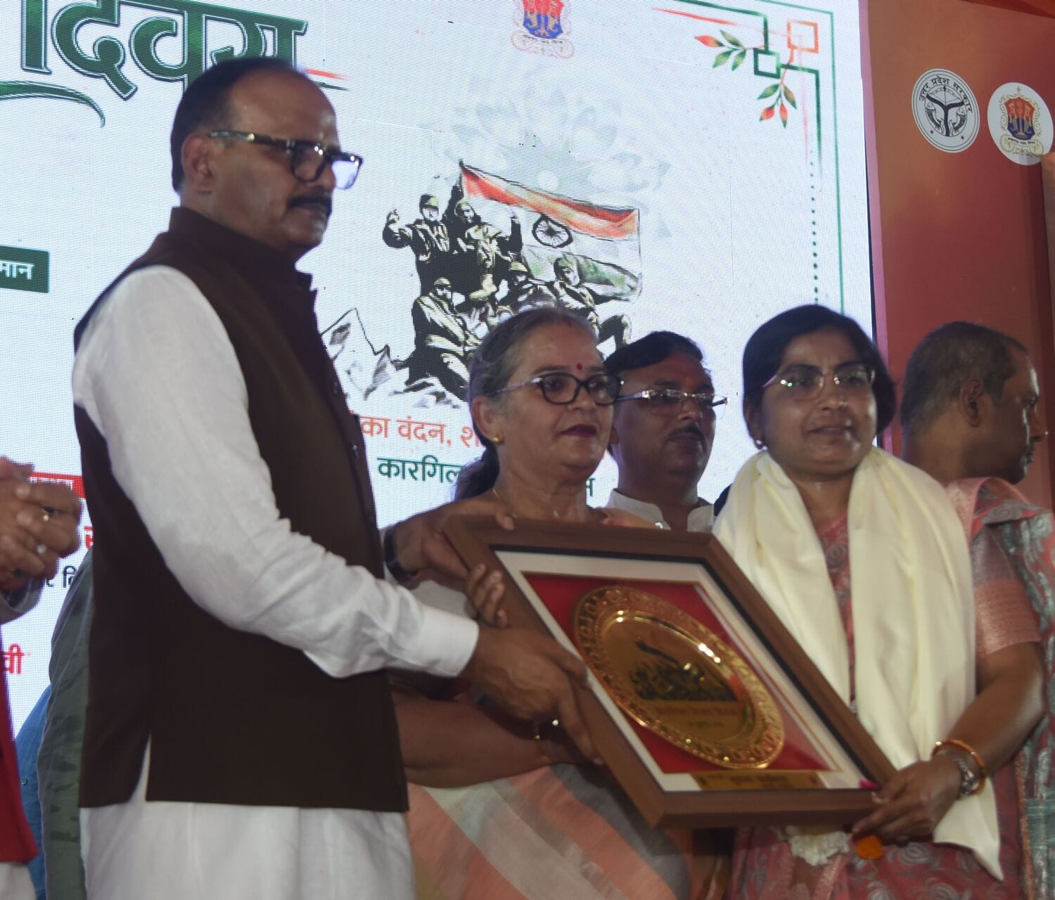 शहीदों के परिजनों, वीर माताओं और वीर नारियों को अंगवस्त्र व स्मृति चिह्न भेंट कर सम्मानित किया 