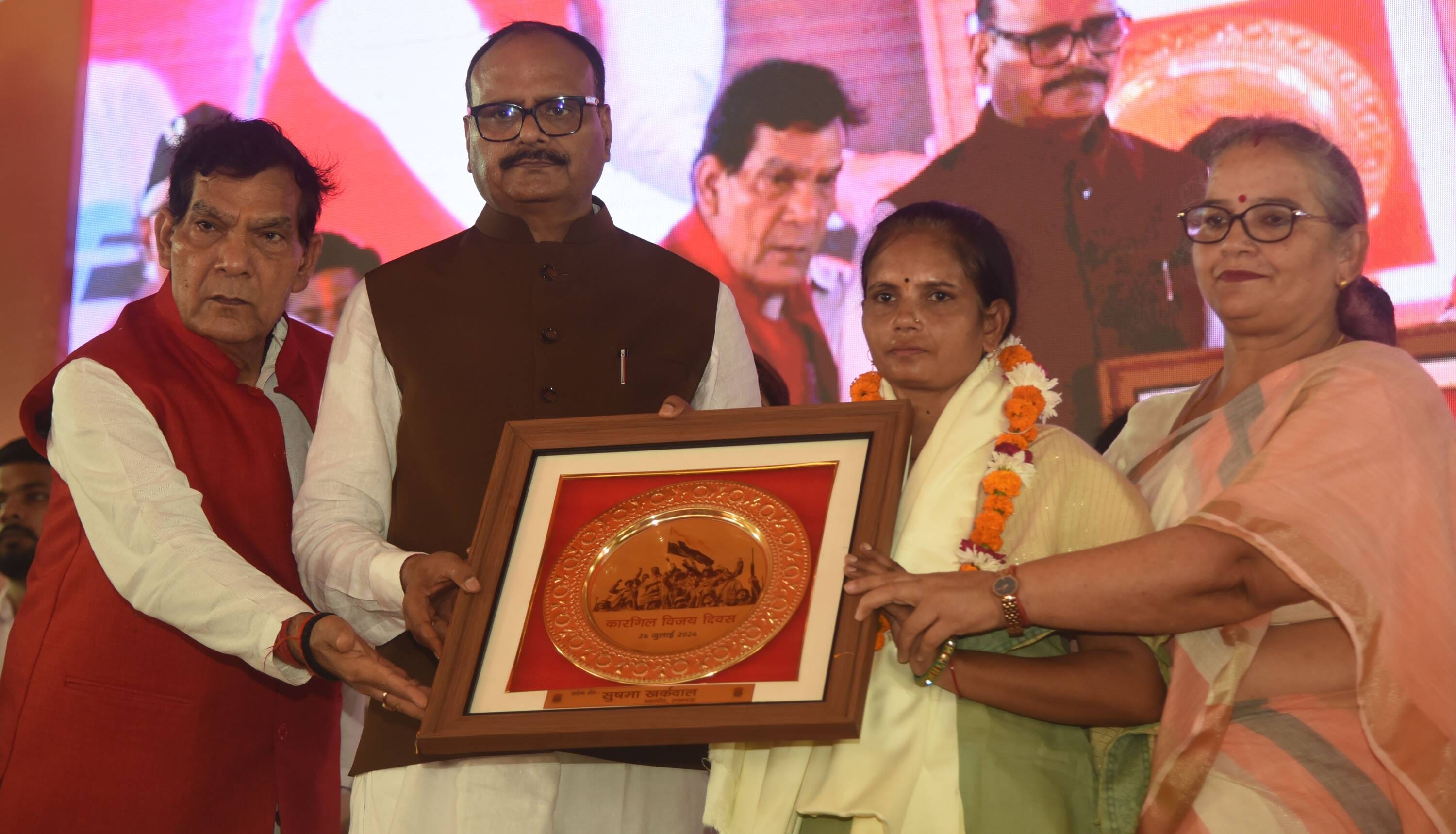 शहीदों के परिजनों, वीर माताओं और वीर नारियों को अंगवस्त्र व स्मृति चिह्न भेंट कर सम्मानित किया 