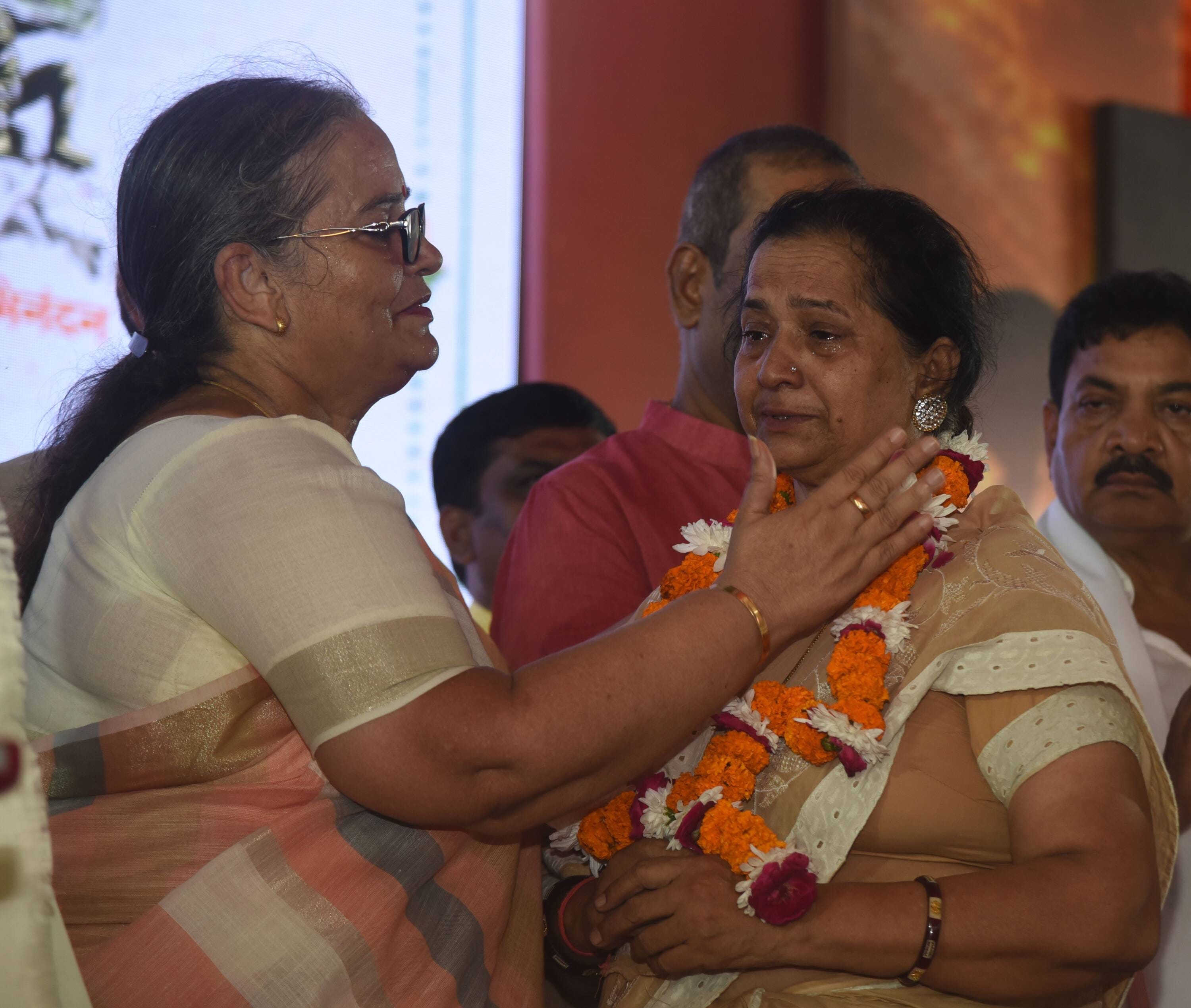 शहीदों के परिजनों, वीर माताओं और वीर नारियों को अंगवस्त्र व स्मृति चिह्न भेंट कर सम्मानित किया 