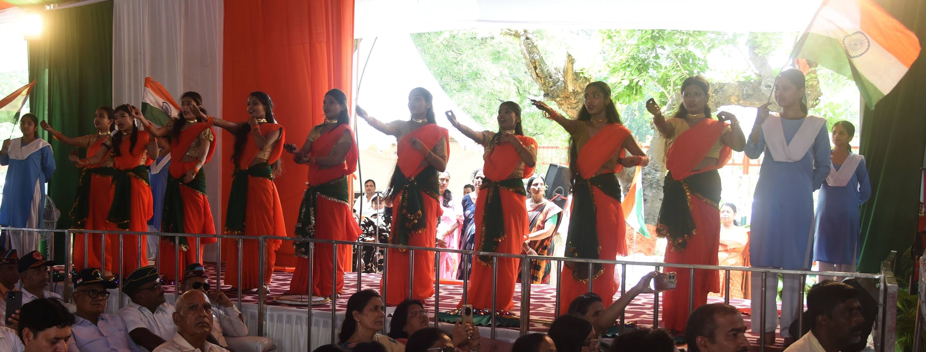 शहीदों के परिजनों, वीर माताओं और वीर नारियों को अंगवस्त्र व स्मृति चिह्न भेंट कर सम्मानित किया 