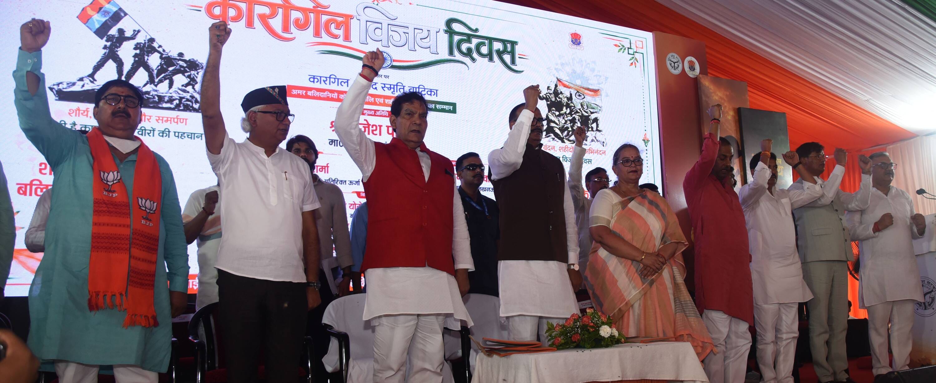 शहीदों के परिजनों, वीर माताओं और वीर नारियों को अंगवस्त्र व स्मृति चिह्न भेंट कर सम्मानित किया 