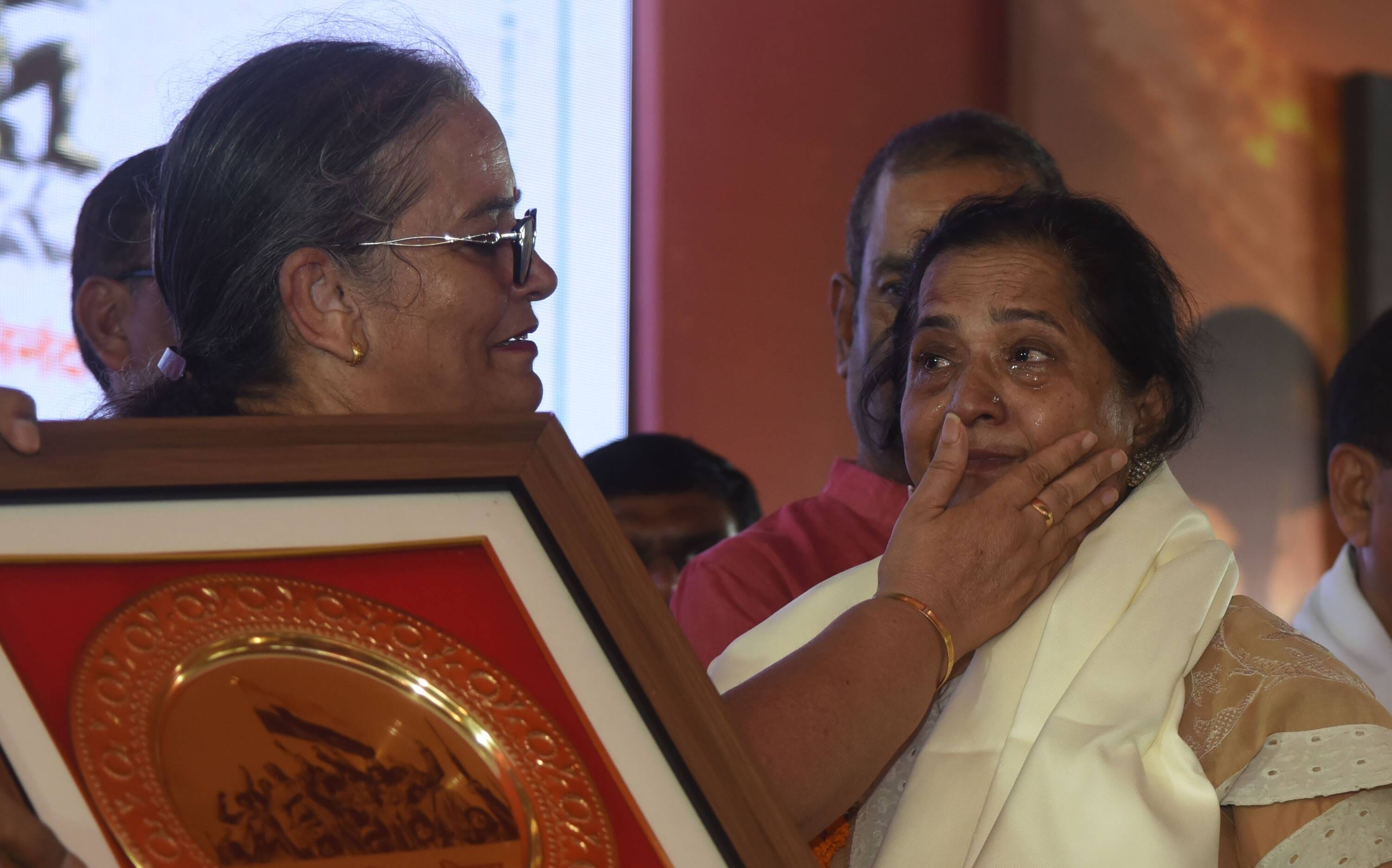 शहीदों के परिजनों, वीर माताओं और वीर नारियों को अंगवस्त्र व स्मृति चिह्न भेंट कर सम्मानित किया 