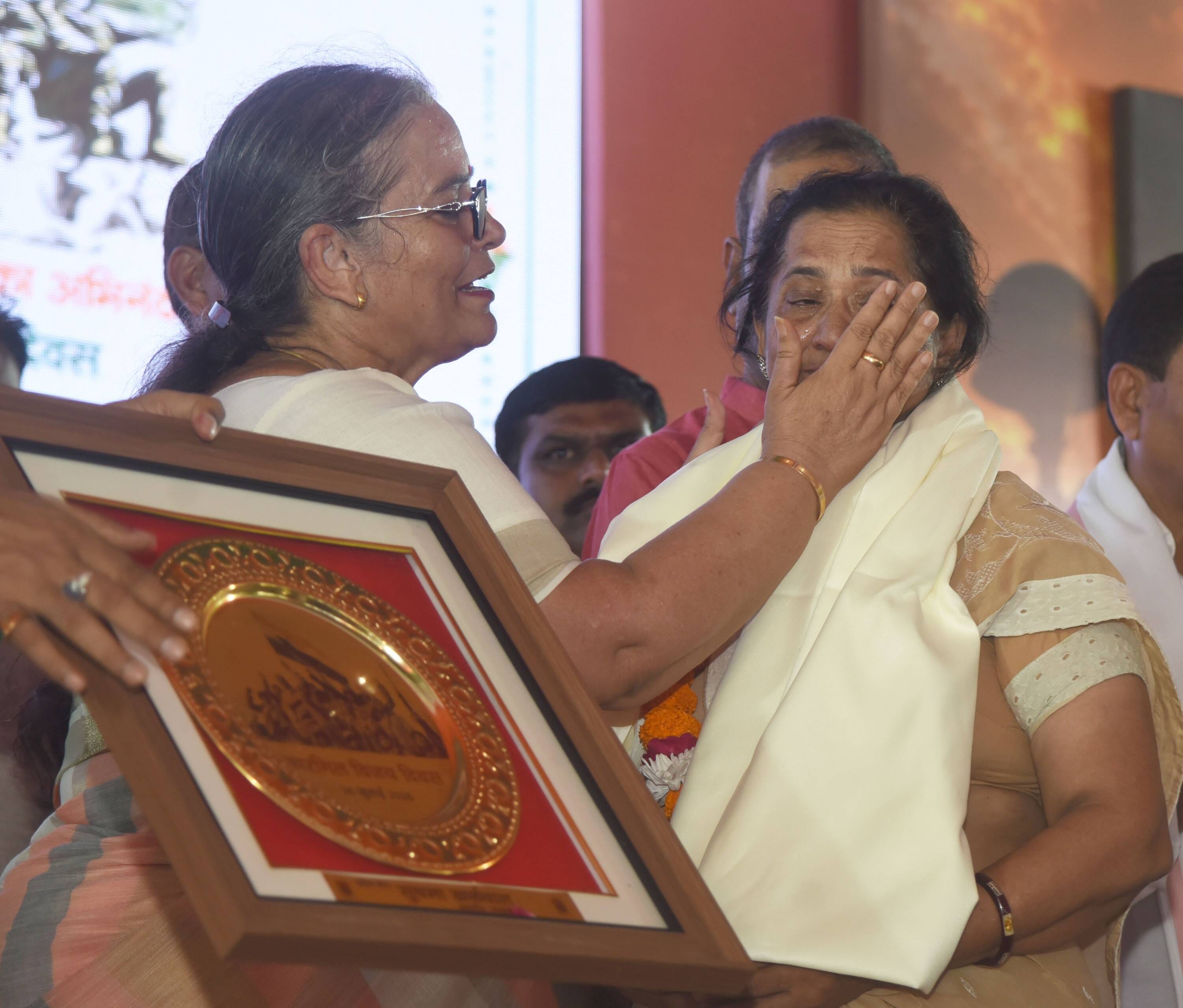शहीदों के परिजनों, वीर माताओं और वीर नारियों को अंगवस्त्र व स्मृति चिह्न भेंट कर सम्मानित किया 