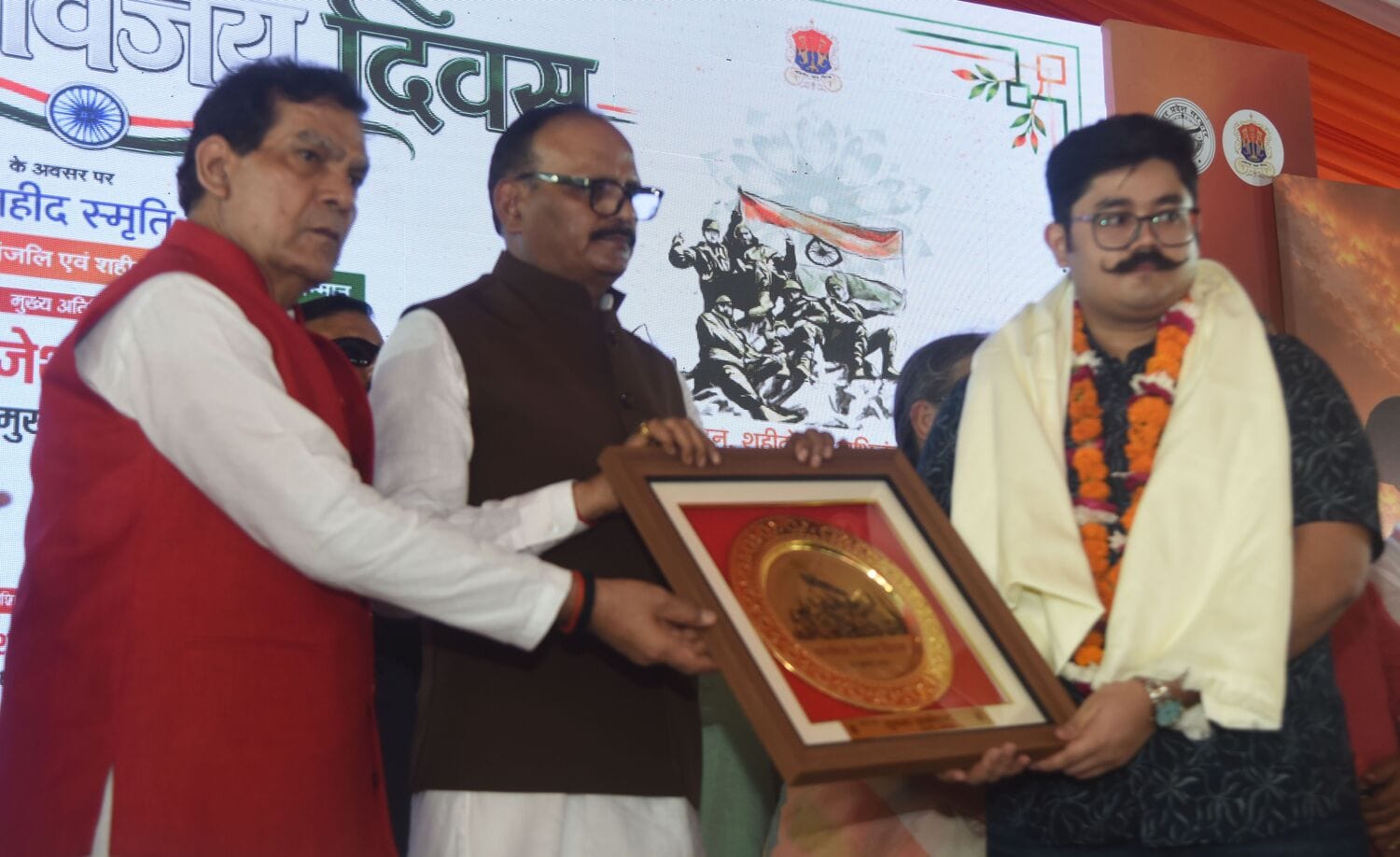 शहीदों के परिजनों, वीर माताओं और वीर नारियों को अंगवस्त्र व स्मृति चिह्न भेंट कर सम्मानित किया 