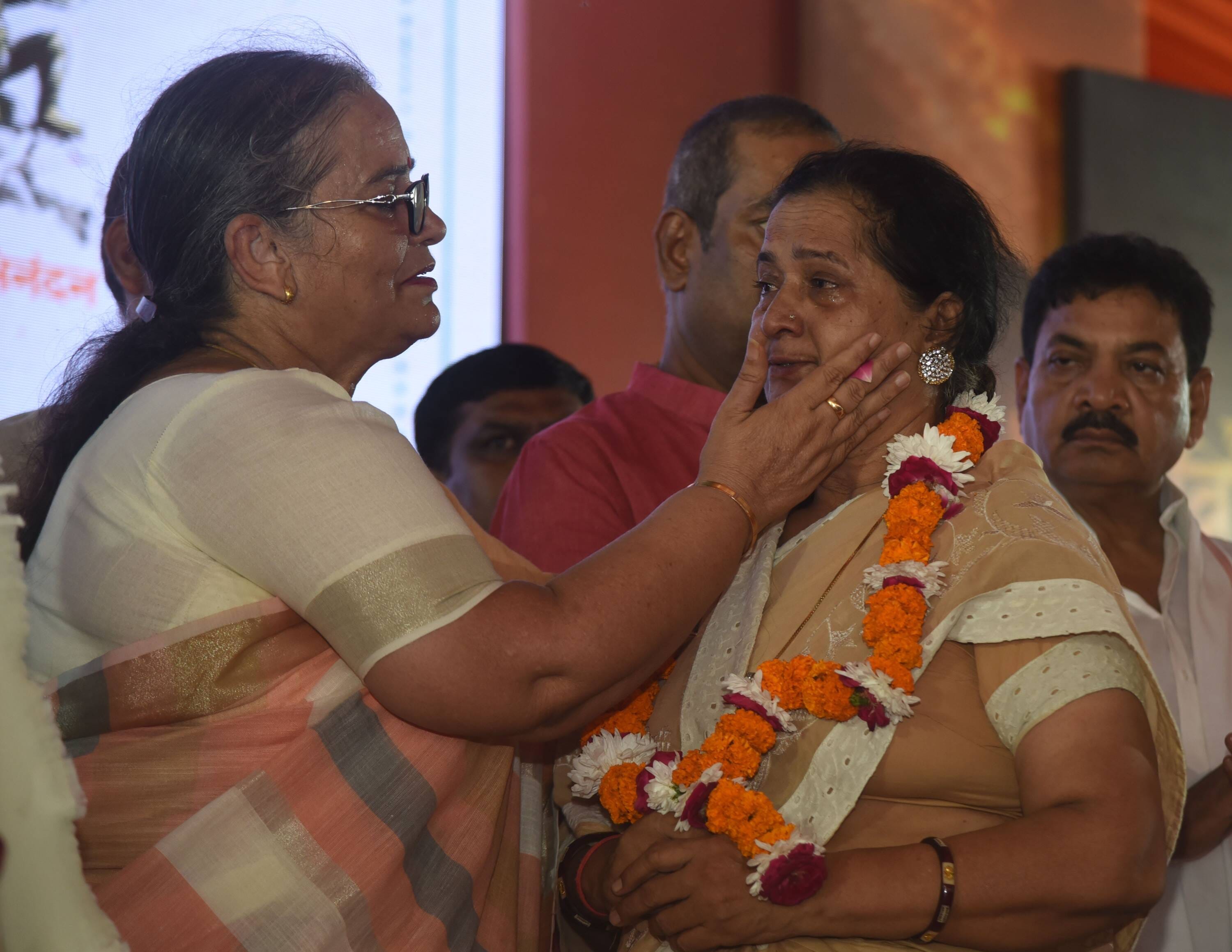 शहीदों के परिजनों, वीर माताओं और वीर नारियों को अंगवस्त्र व स्मृति चिह्न भेंट कर सम्मानित किया 