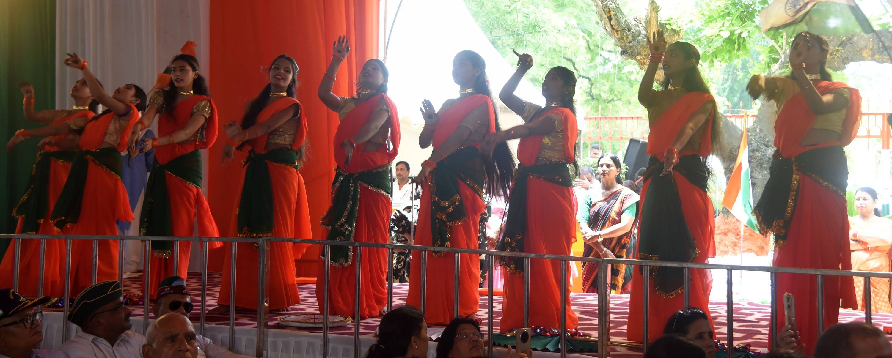 शहीदों के परिजनों, वीर माताओं और वीर नारियों को अंगवस्त्र व स्मृति चिह्न भेंट कर सम्मानित किया 