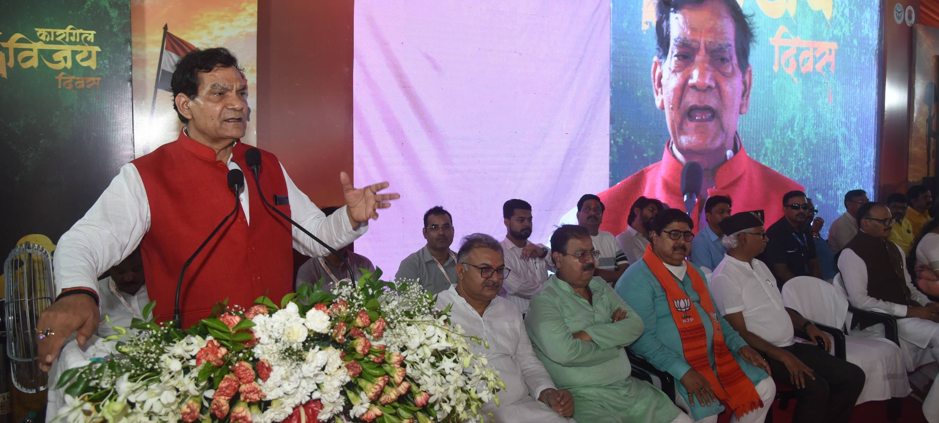 शहीदों के परिजनों, वीर माताओं और वीर नारियों को अंगवस्त्र व स्मृति चिह्न भेंट कर सम्मानित किया 