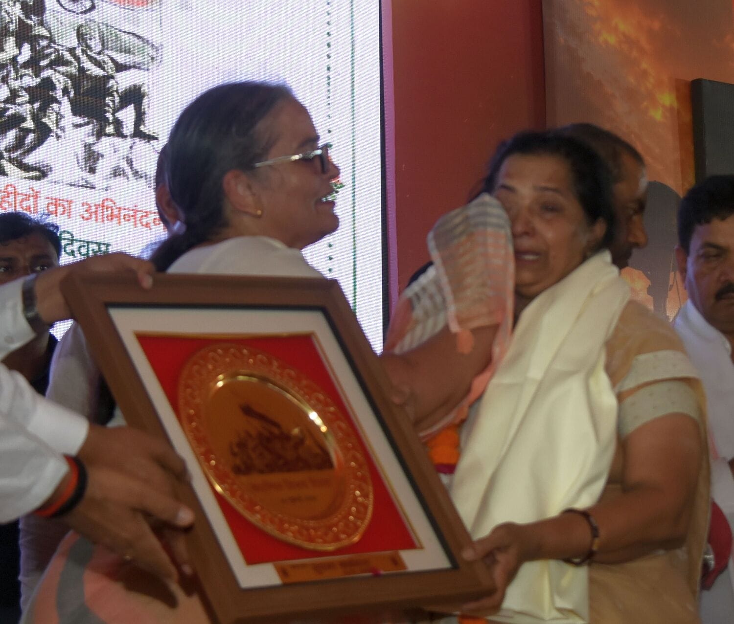 शहीदों के परिजनों, वीर माताओं और वीर नारियों को अंगवस्त्र व स्मृति चिह्न भेंट कर सम्मानित किया 