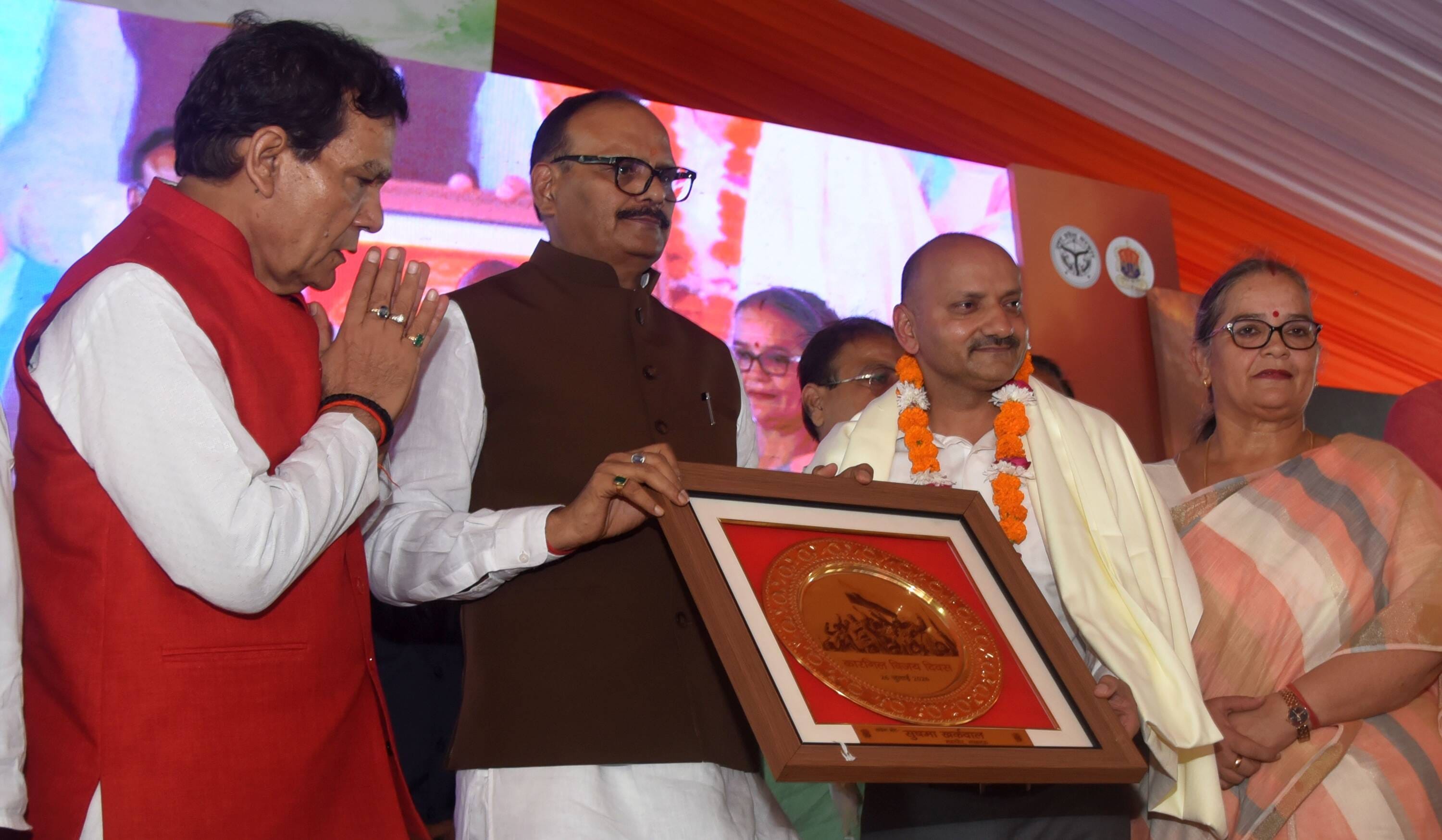 शहीदों के परिजनों, वीर माताओं और वीर नारियों को अंगवस्त्र व स्मृति चिह्न भेंट कर सम्मानित किया 
