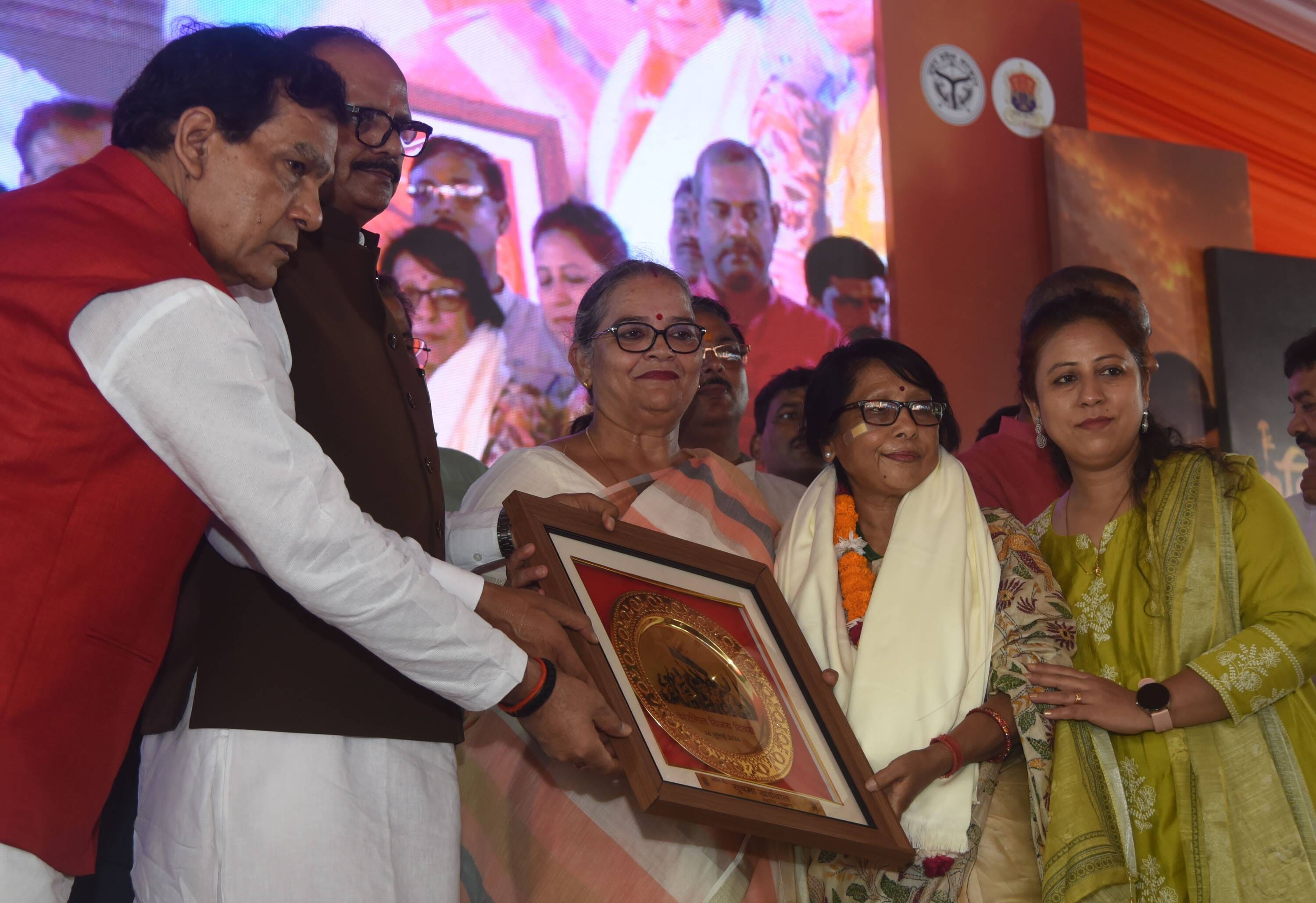 शहीदों के परिजनों, वीर माताओं और वीर नारियों को अंगवस्त्र व स्मृति चिह्न भेंट कर सम्मानित किया 