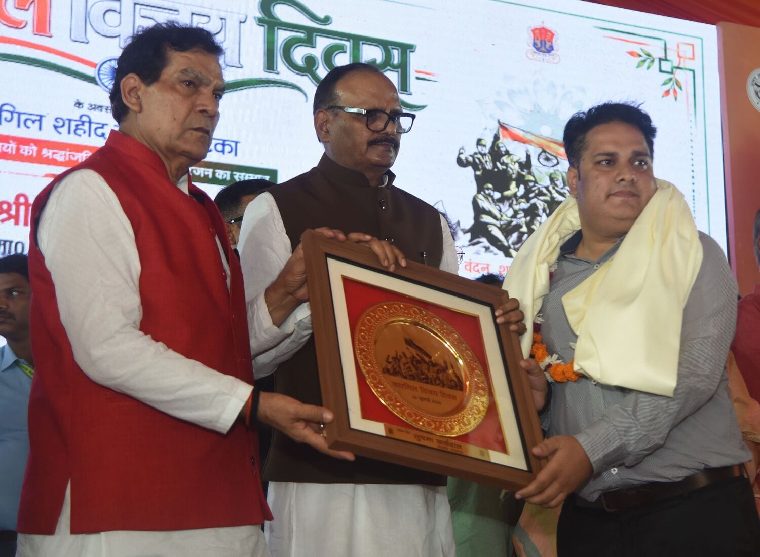 शहीदों के परिजनों, वीर माताओं और वीर नारियों को अंगवस्त्र व स्मृति चिह्न भेंट कर सम्मानित किया 