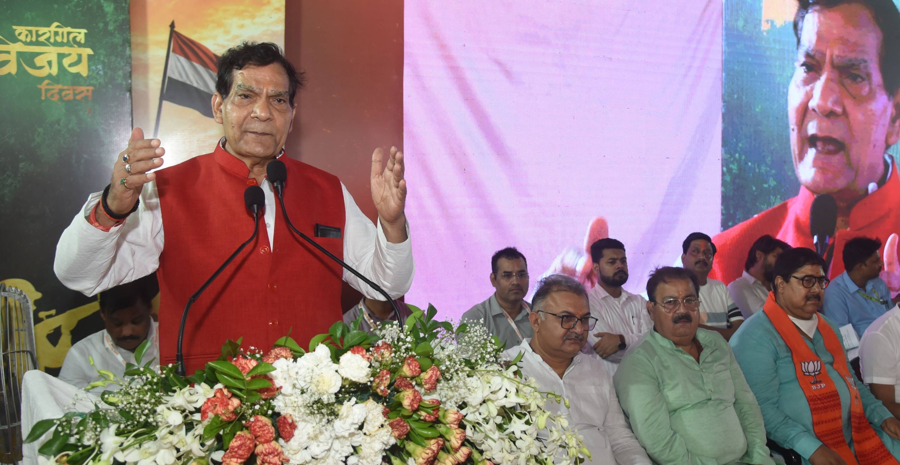 शहीदों के परिजनों, वीर माताओं और वीर नारियों को अंगवस्त्र व स्मृति चिह्न भेंट कर सम्मानित किया 