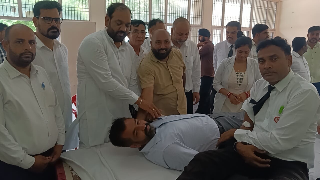 शिविर में रक्तदान करते एसडीएम मनीष कुमार यादव।