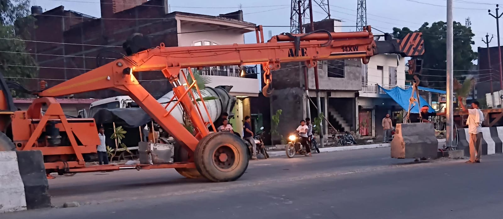 तिलहर में हाईवे पर अवैेध कट को बंद करते कर्मचारी। संवाद तिलहर में हाईवे पर अवैेध कट को बंद करते कर्मचारी। संवाद