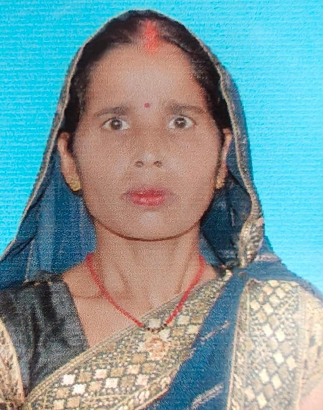 दीननामगढ़ गांव के निकट घटनास्थल पर मौजूद पुलिस व अन्य।