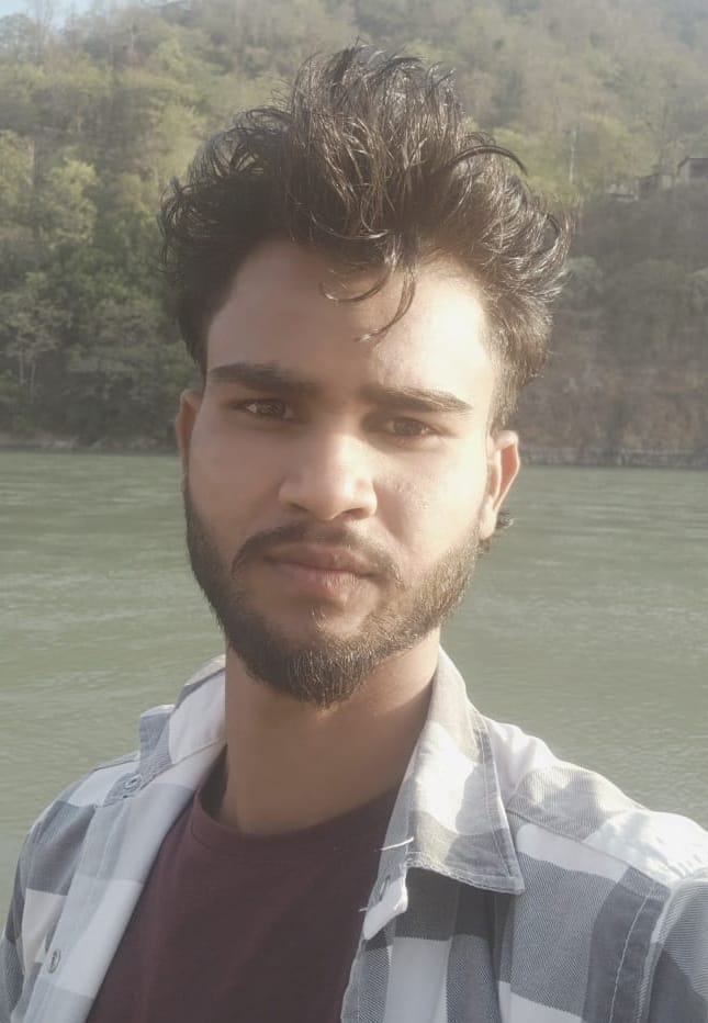 दीपक की फाइल फोटो व गमगीन परिजन। संवाद