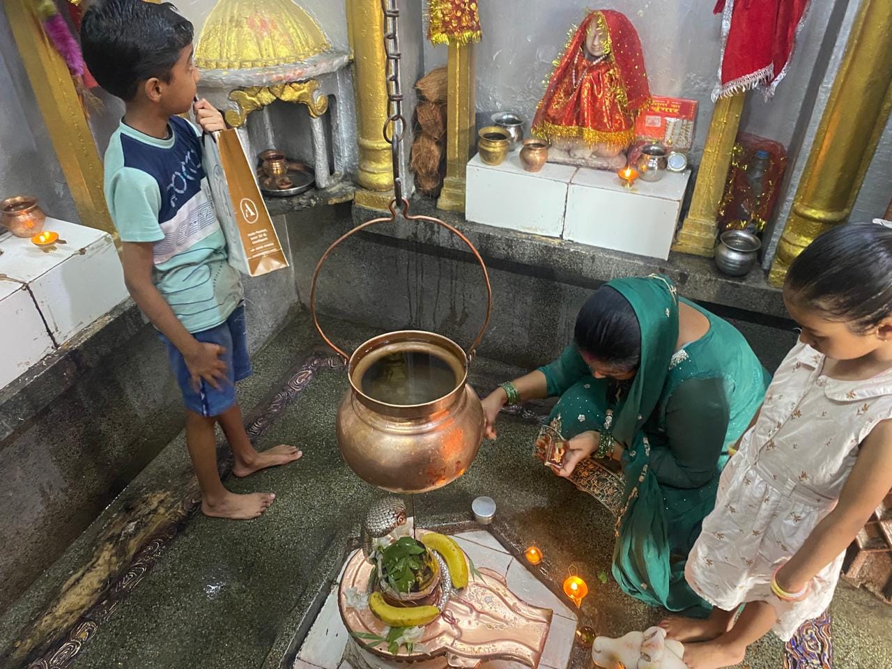 धर्मपुर के मंदिर में सावन की पुजा अर्चना करते श्रदालु। संवाद धर्मपुर के मंदिर में सावन की पुजा अर्चना करते श्रदालु। संवाद