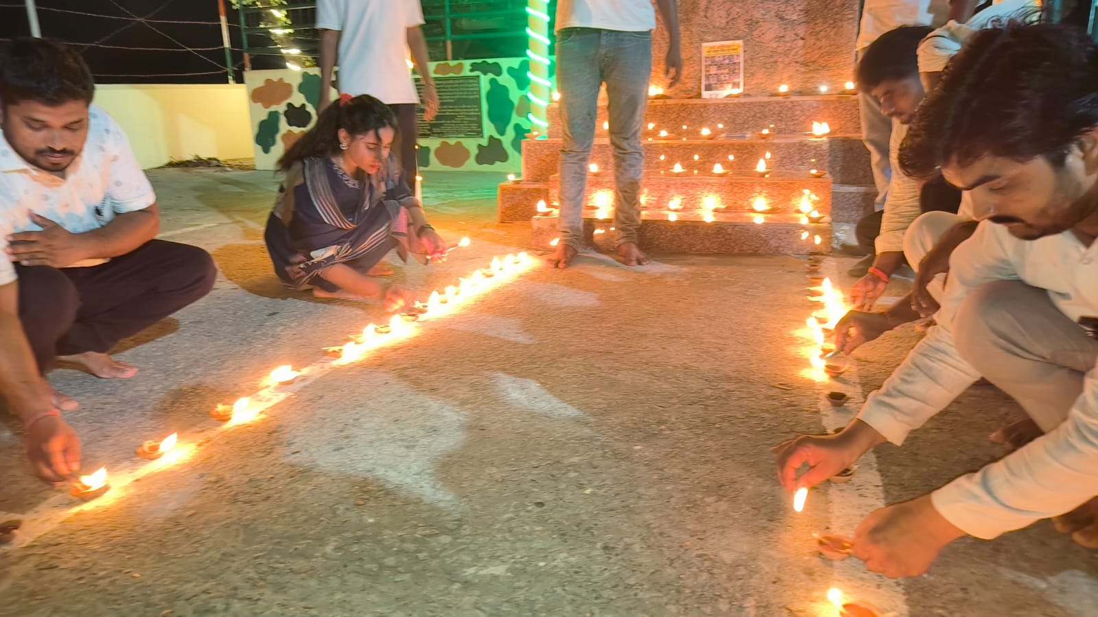 धरवा गांव में कारगिल बलिदानी शेषनाथ यादव की प्रतिमा पर माल्यार्पण के बाद खड़े पूर्व सैनिक व बलि धरवा गांव में कारगिल बलिदानी शेषनाथ यादव की प्रतिमा पर माल्यार्पण के बाद खड़े पूर्व सैनिक व बलि