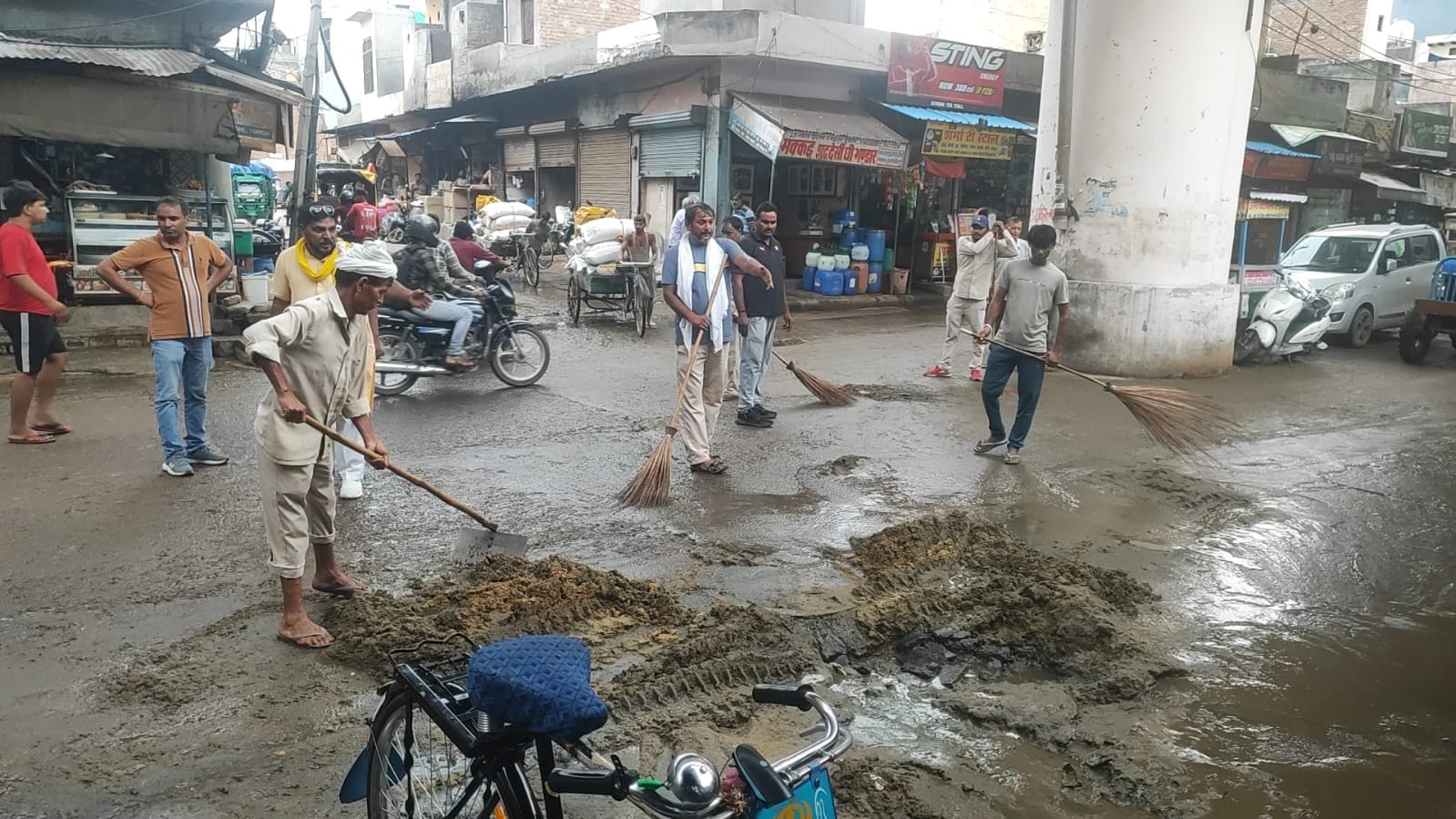 01-रोहतक स्थित कच्चा बेरी रोड पर सफाई करते निगम कर्मचारी। संवाद