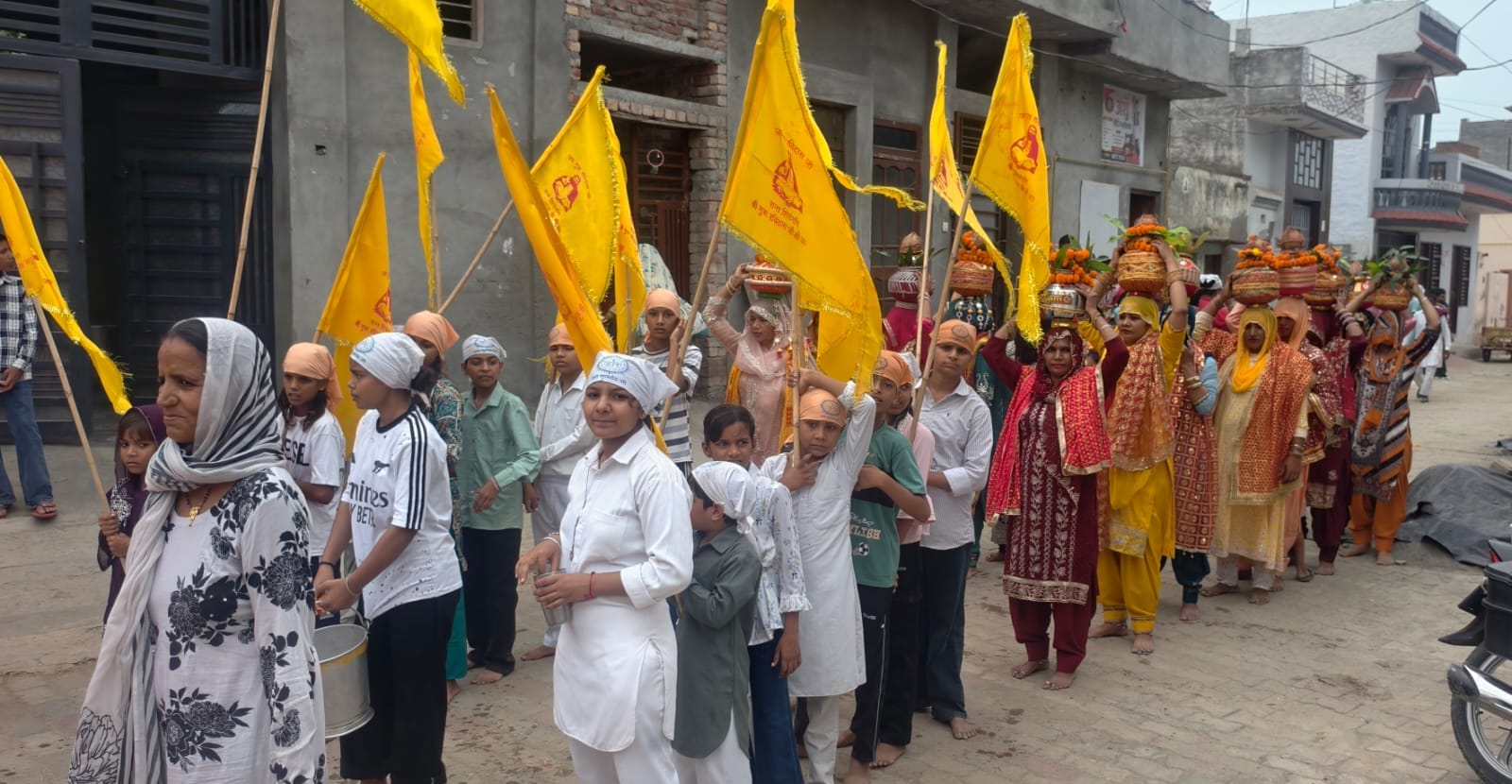 28 डीएचडी 01 संत शिरोमणि गुरु रविदास की शोभायात्रा में शामिल श्रद्धालु। 28 डीएचडी 01 संत शिरोमणि गुरु रविदास की शोभायात्रा में शामिल श्रद्धालु।