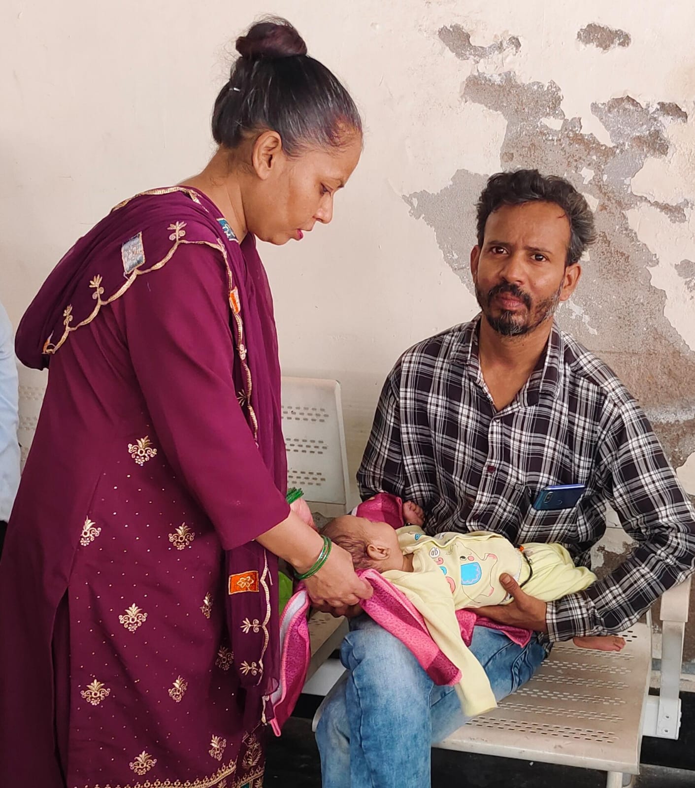 अंबाला कैंट के नागरिक अस्पताल की ओपीडी के बाहर बने रजिस्ट्रेशन काउंटर पर लगी लंबी-लंबी कतारें: 