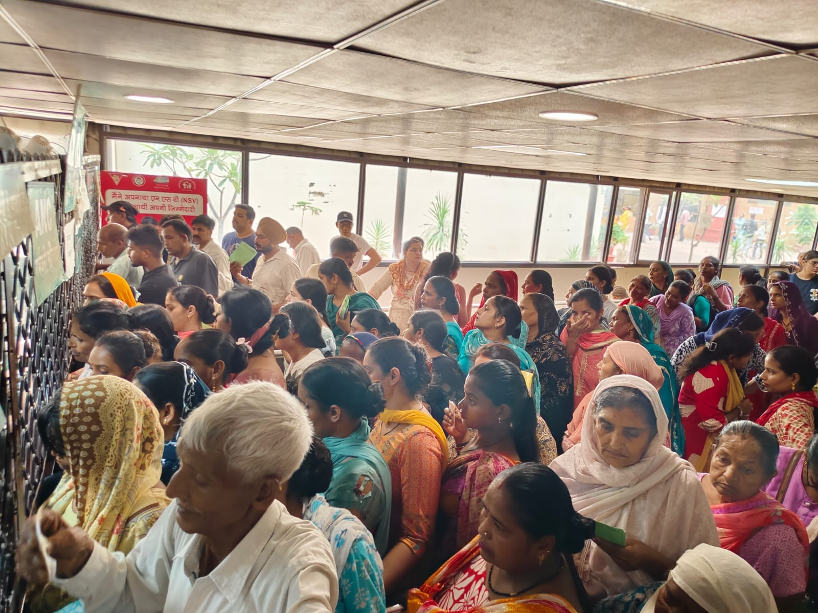 अंबाला कैंट के नागरिक अस्पताल की ओपीडी के बाहर बने रजिस्ट्रेशन काउंटर पर लगी लंबी-लंबी कतारें: 