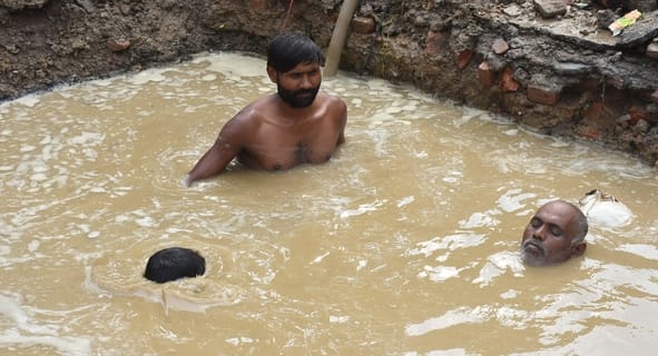 अलीगंज सेक्टर-के स्थित पप्पू स्टोर के पास सीएम ग्रीड योजना के तहत किए गए कार्य के दाैरान पानी