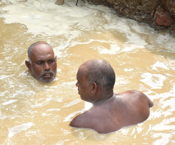 अलीगंज सेक्टर-के स्थित पप्पू स्टोर के पास सीएम ग्रीड योजना के तहत किए गए कार्य के दाैरान पानी