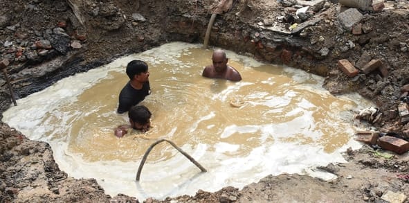 अलीगंज सेक्टर-के स्थित पप्पू स्टोर के पास सीएम ग्रीड योजना के तहत किए गए कार्य के दाैरान पानी