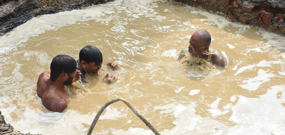 अलीगंज सेक्टर-के स्थित पप्पू स्टोर के पास सीएम ग्रीड योजना के तहत किए गए कार्य के दाैरान पानी