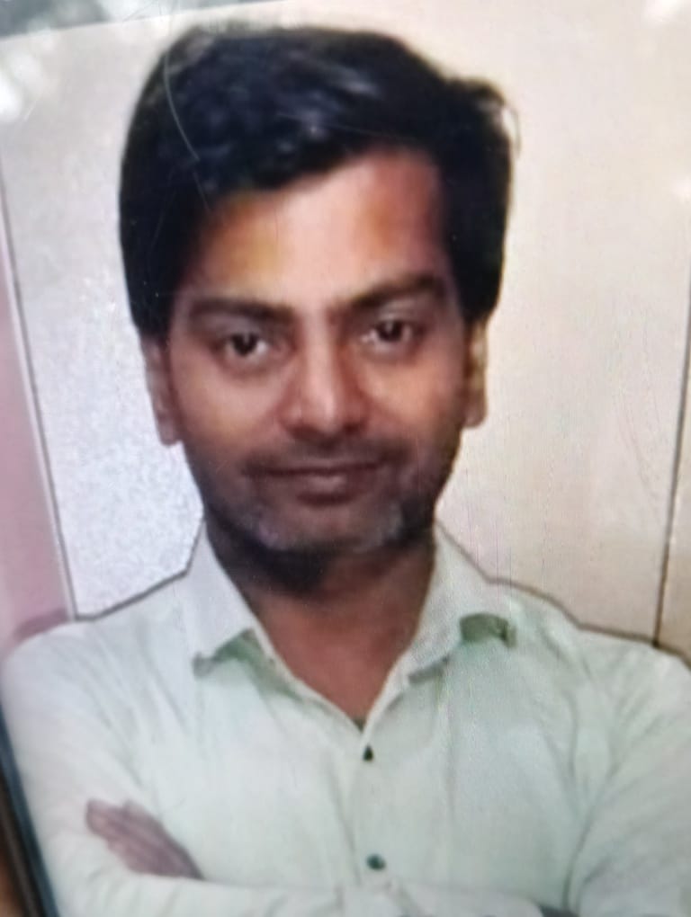 अस्पताल में मौजूद मनोज के परिजन। संवाद