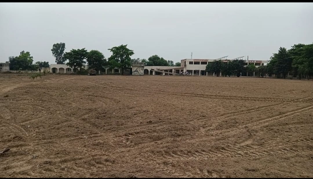 बच्चों के साथ बैठकर मिड डे मील चखते एसडीएम मनीष कुमार यादव। विज्ञप्ति बच्चों के साथ बैठकर मिड डे मील चखते एसडीएम मनीष कुमार यादव। विज्ञप्ति