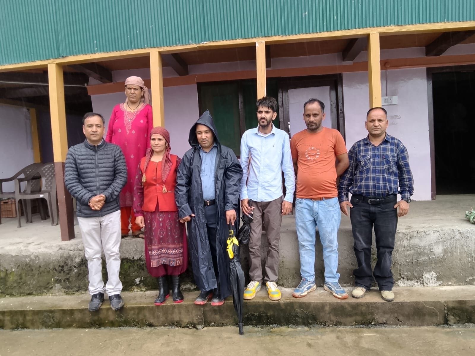 भारी बारिश से आनी के पटारना में भूस्खलन होने से घरों को बना खतरा। संवाद