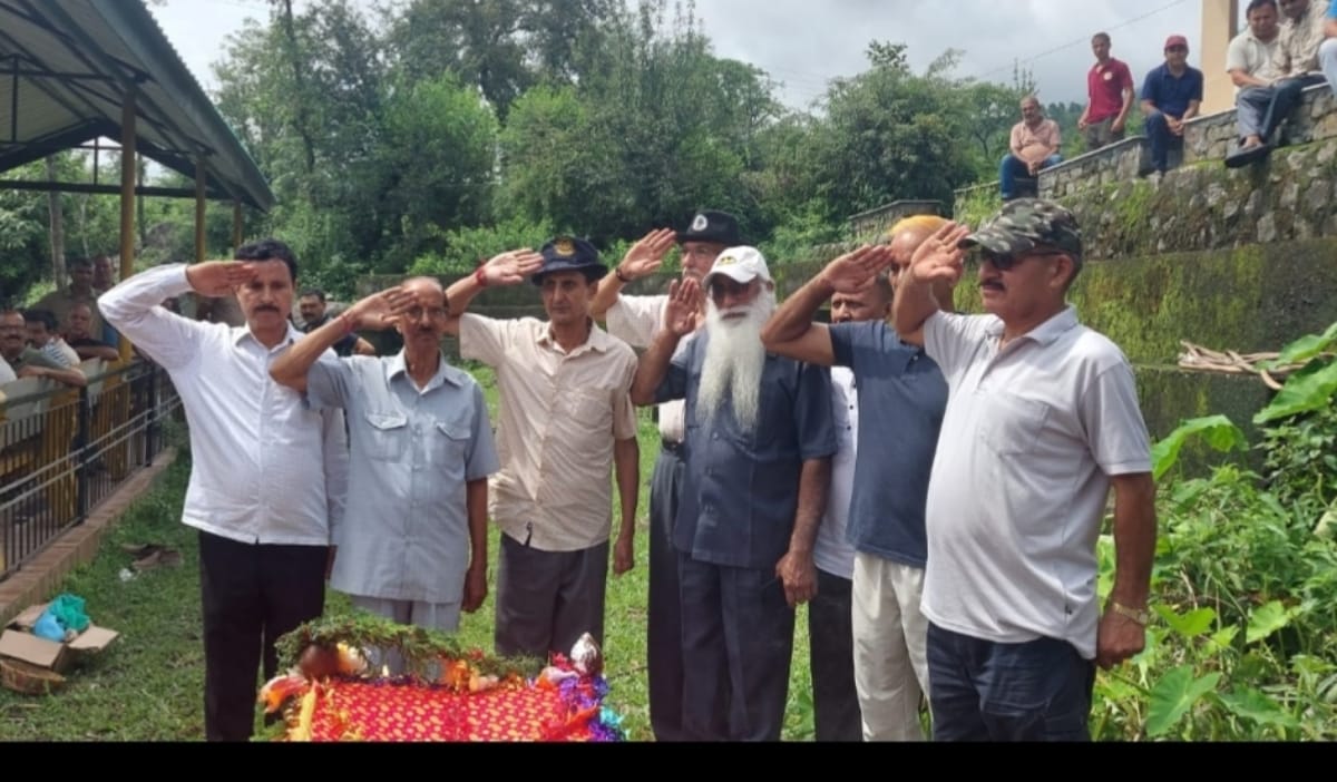 बैजनाथ में सुरेंद्र पाल के अंतिम संस्कार में पुष्प अर्पित करते संगठन के पदाधिकारी। -स्रोत : जाग