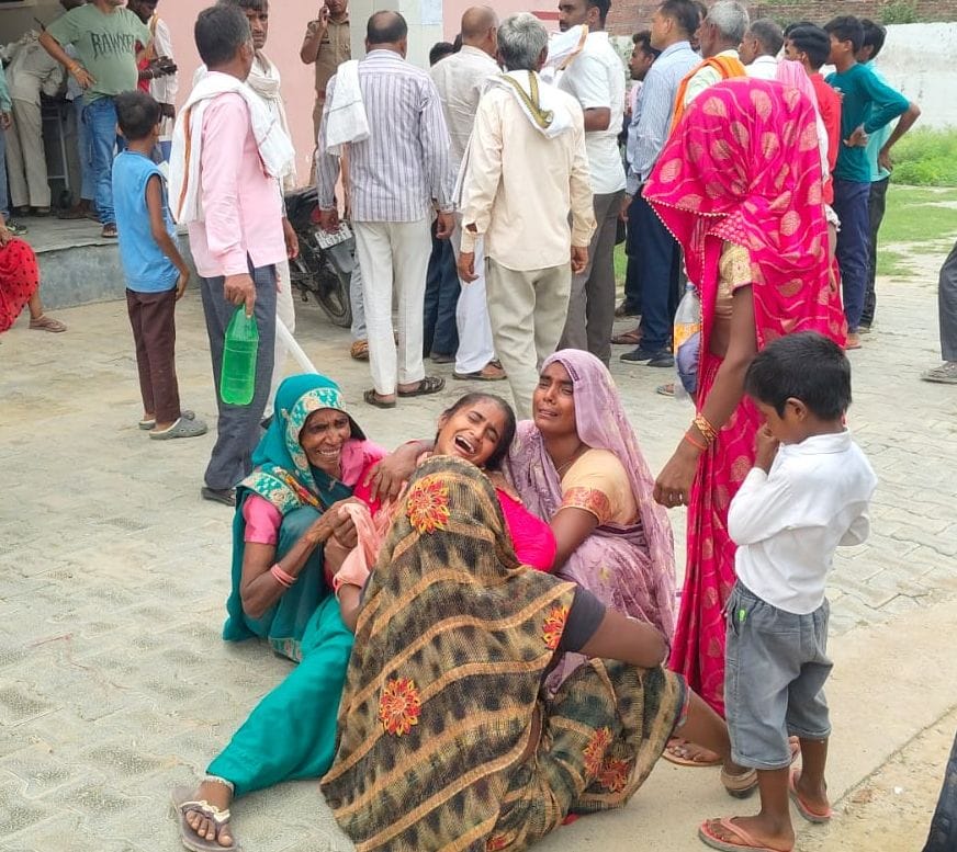 बिल्सी सीएचसी में घायल डब्लू सिंह का उपचार करती टीम। संवाद बिल्सी सीएचसी में घायल डब्लू सिंह का उपचार करती टीम। संवाद