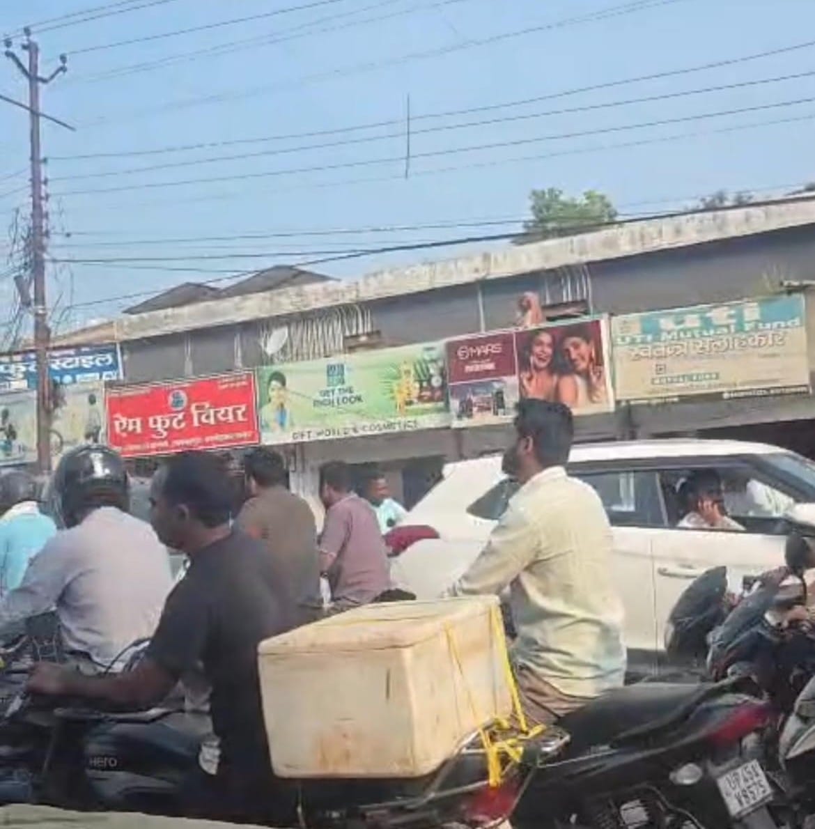बेतरतीब खड़ें ई रिक्शा